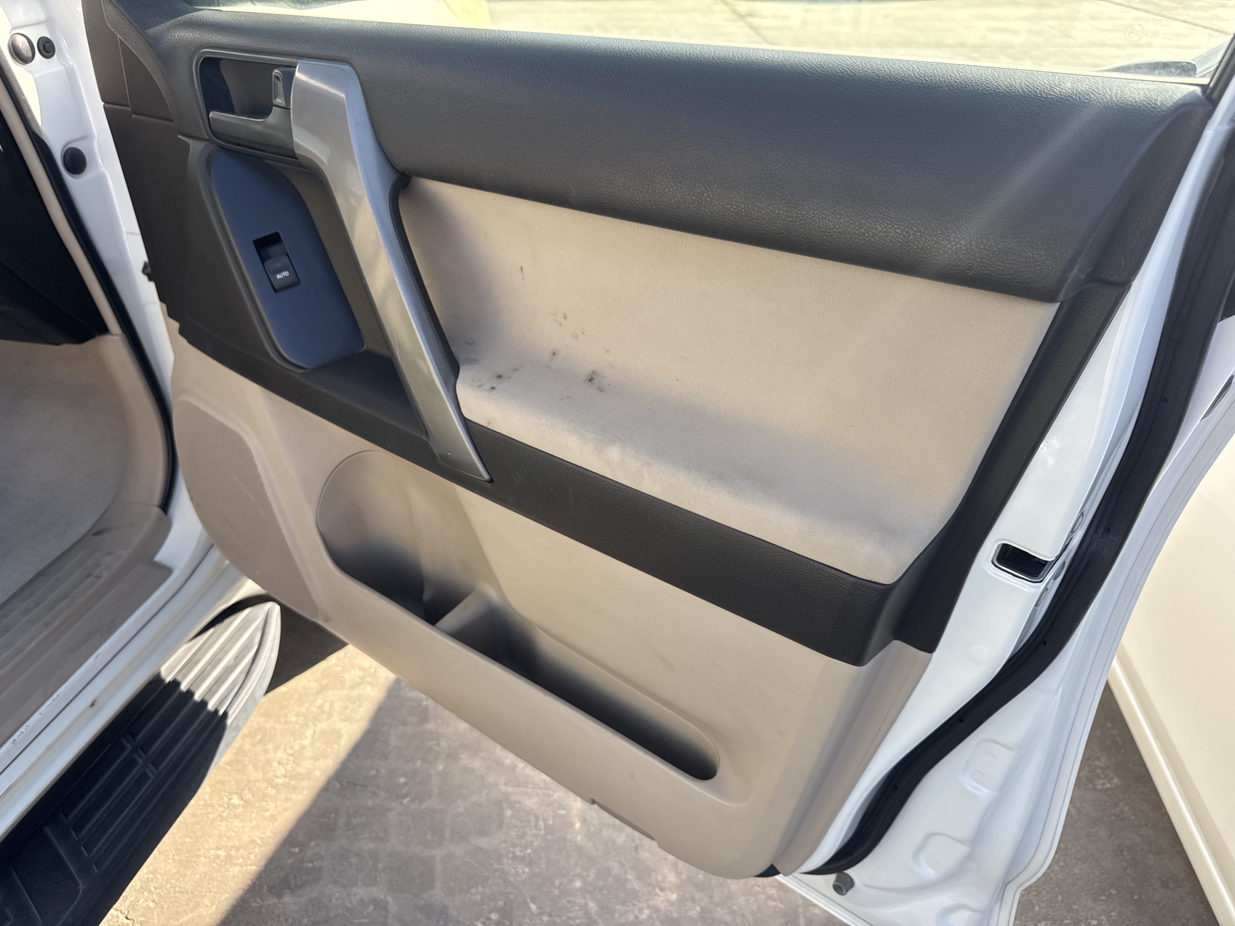 SUV-004-تويوتا-Land-Cruiser-Prado-المركبات-الرياضية-فحص-المظهر-الداخلي-بطانة-الأبواب-الداخلية-1