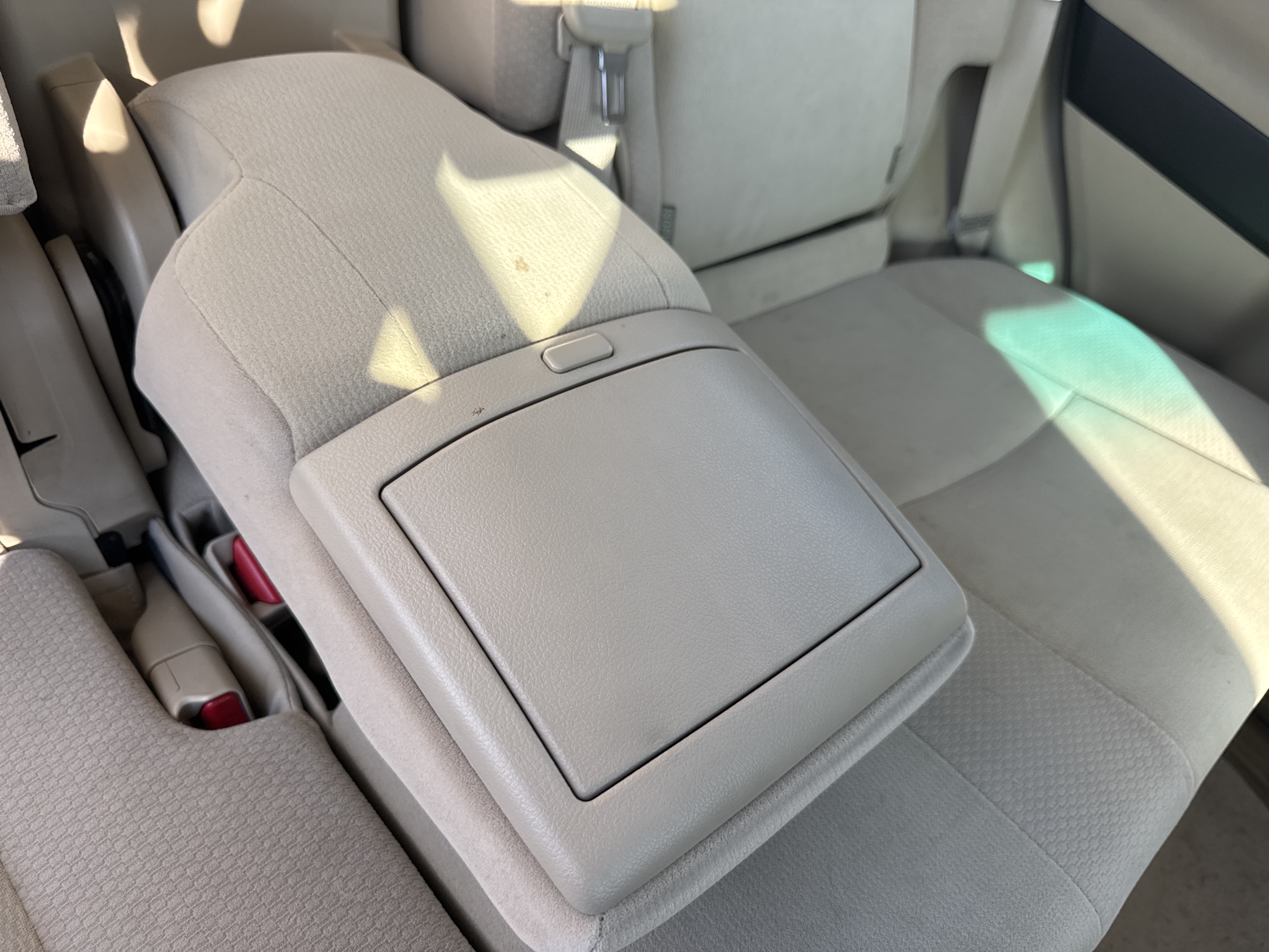 SUV-004-تويوتا-Land-Cruiser-Prado-المركبات-الرياضية-فحص-المظهر-الداخلي-مسند-الذراع-1