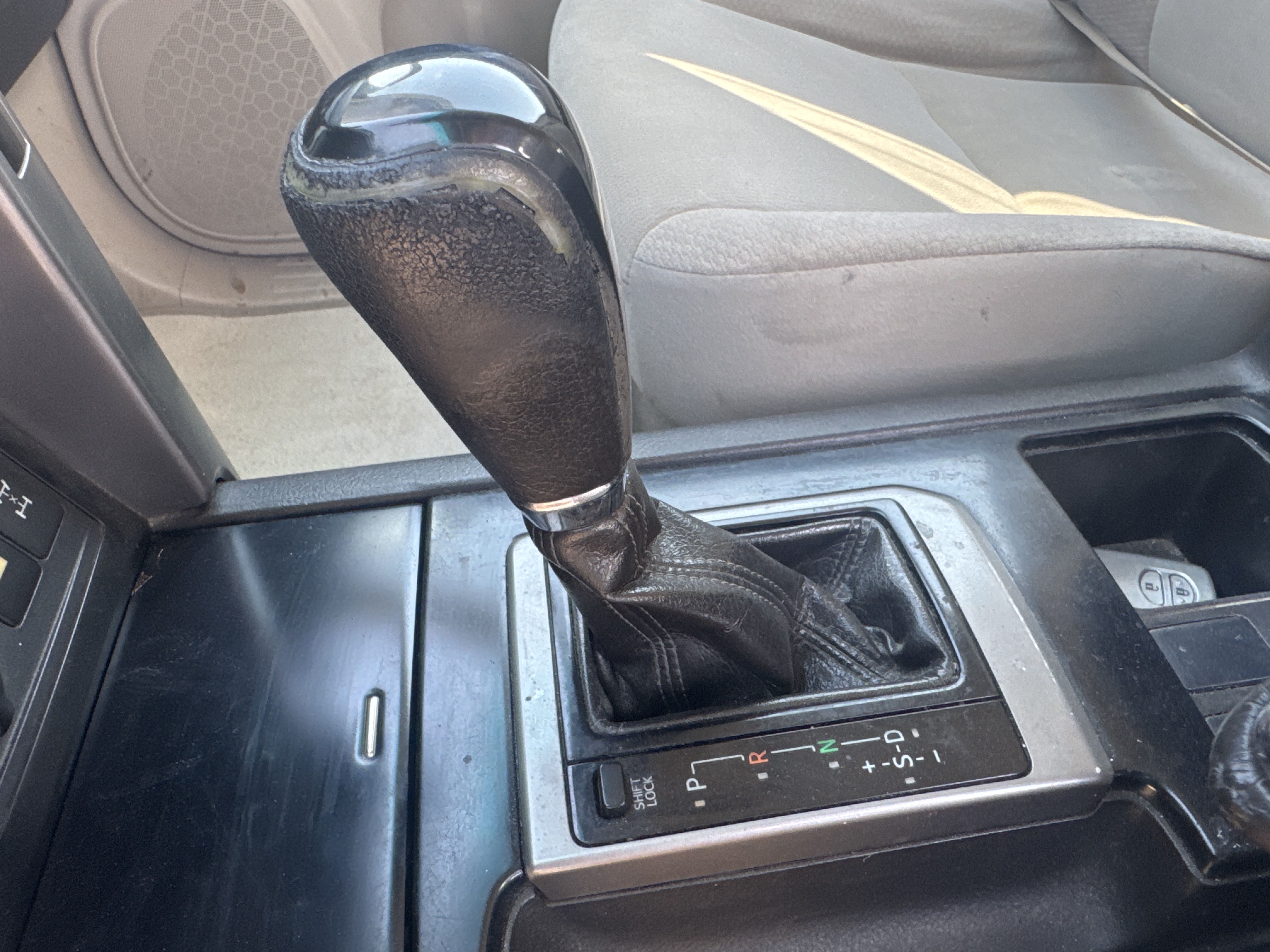 SUV-004-تويوتا-Land-Cruiser-Prado-المركبات-الرياضية-فحص-المظهر-الداخلي-مقبض-ناقل-الحركة-1