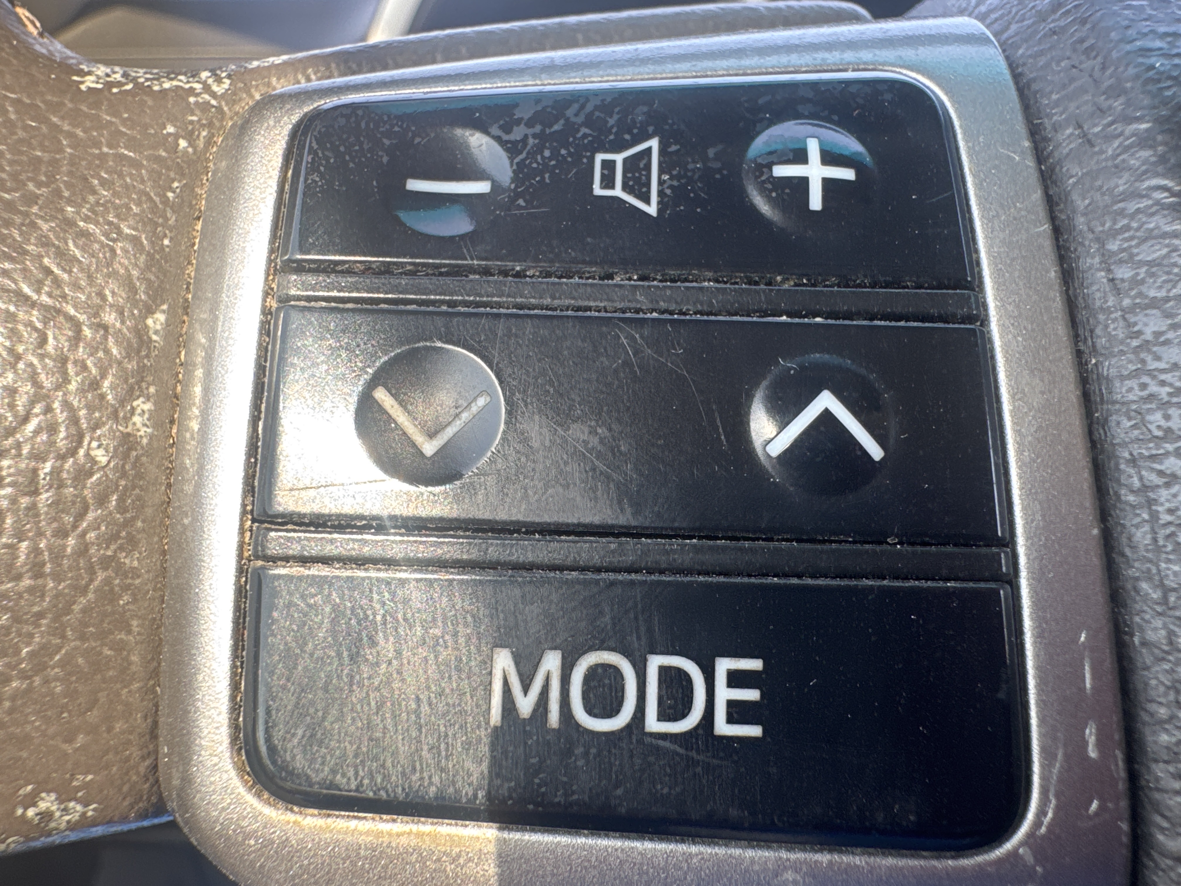 SUV-004-تويوتا-Land-Cruiser-Prado-المركبات-الرياضية-فحص-الإلكترونيات-مقود-التحكم-1