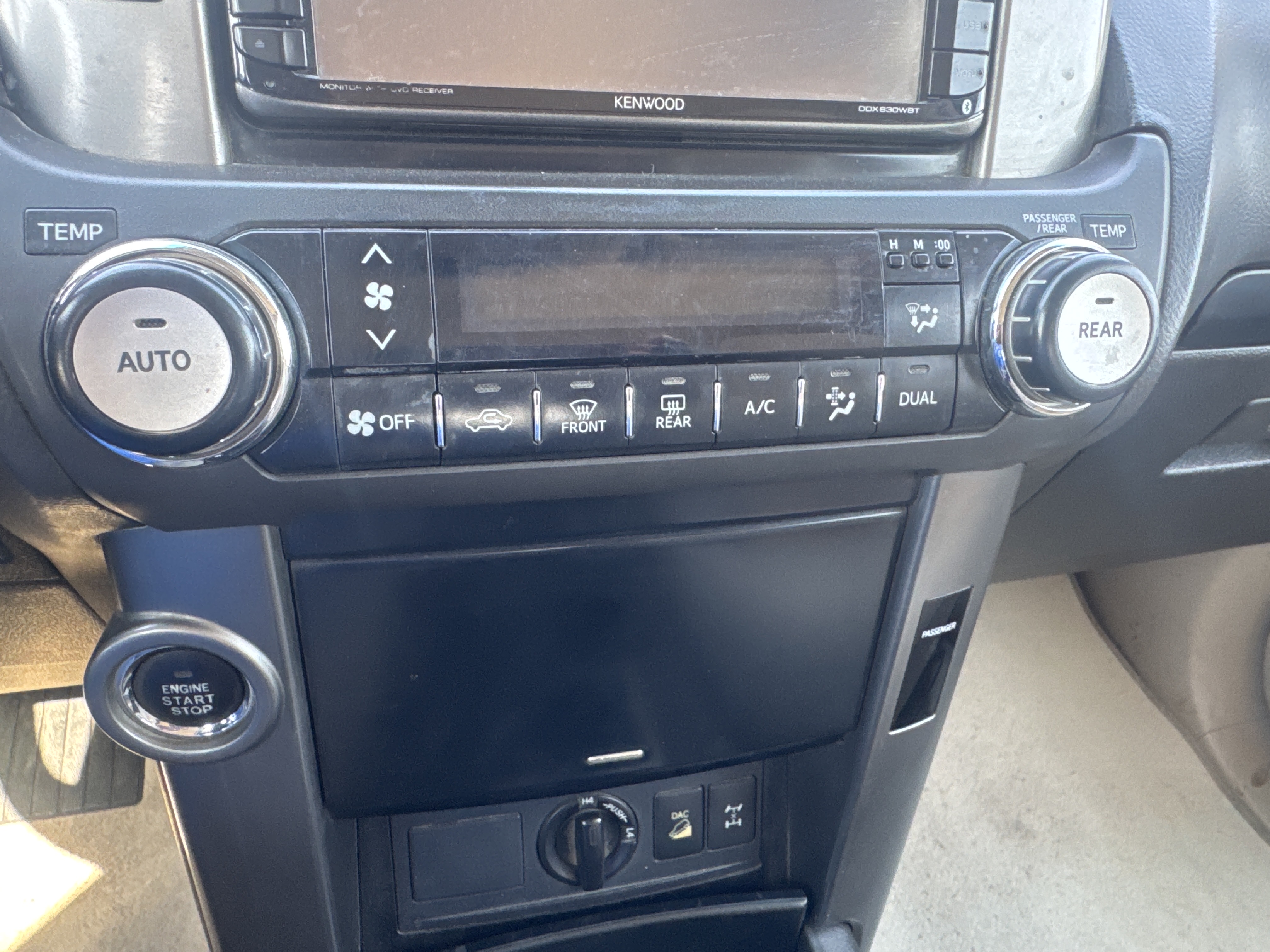 SUV-004-تويوتا-Land-Cruiser-Prado-المركبات-الرياضية-فحص-الإلكترونيات-مفاتيح-التحكم-1