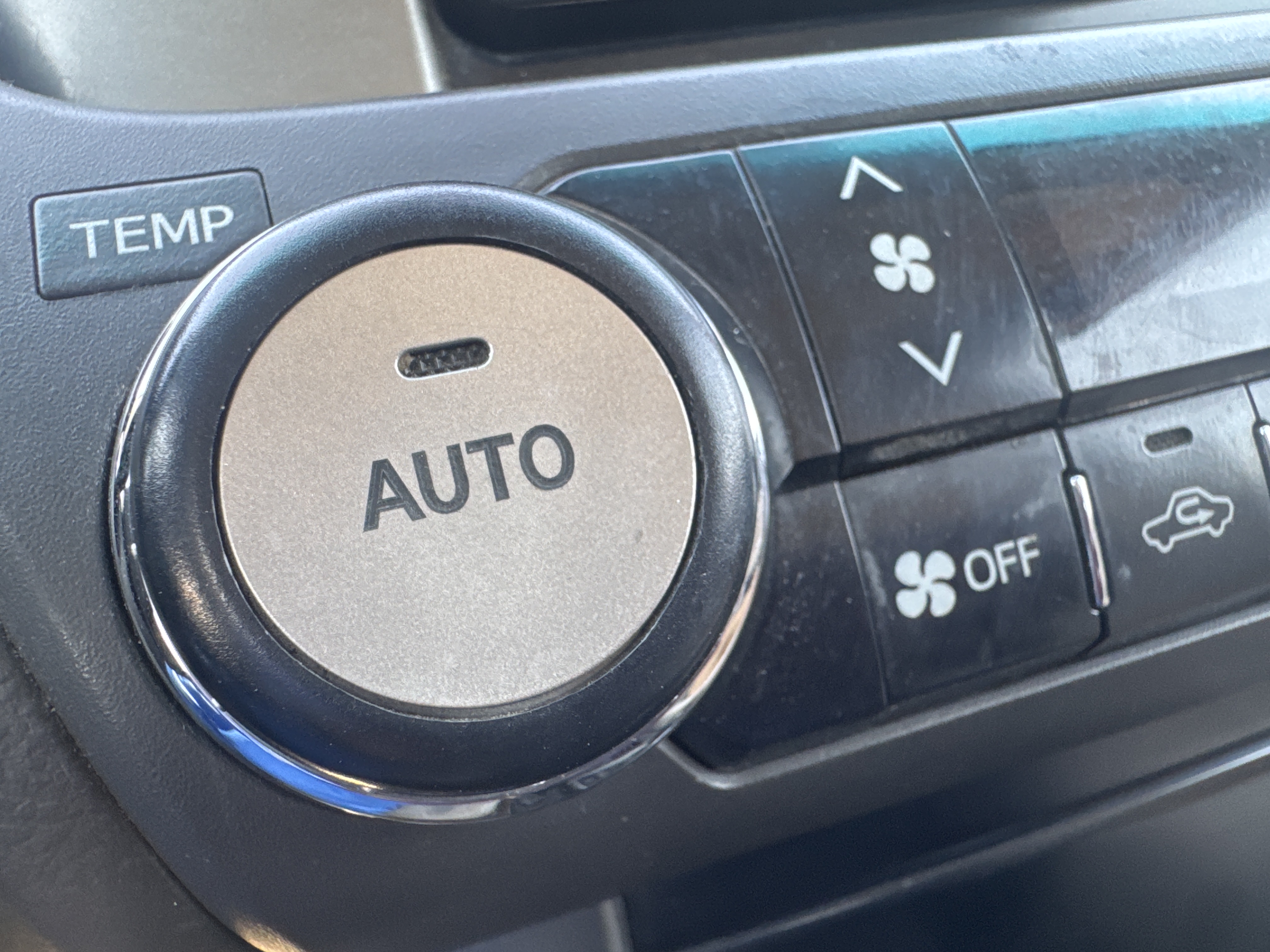 SUV-004-تويوتا-Land-Cruiser-Prado-المركبات-الرياضية-فحص-الإلكترونيات-مفاتيح-التحكم-1