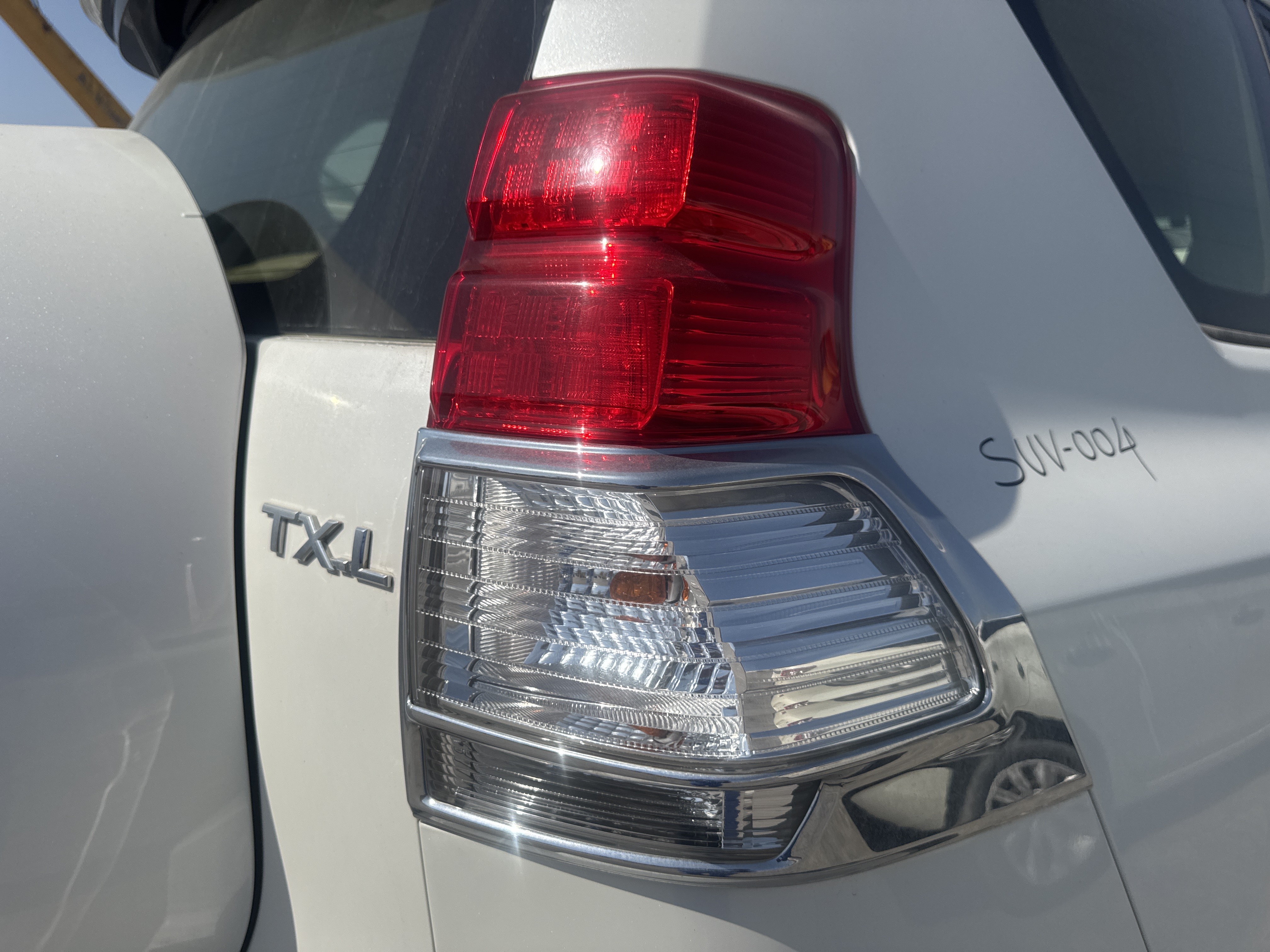 SUV-004-تويوتا-Land-Cruiser-Prado-المركبات-الرياضية-فحص-الإلكترونيات-المصابيح-الخلفية-1