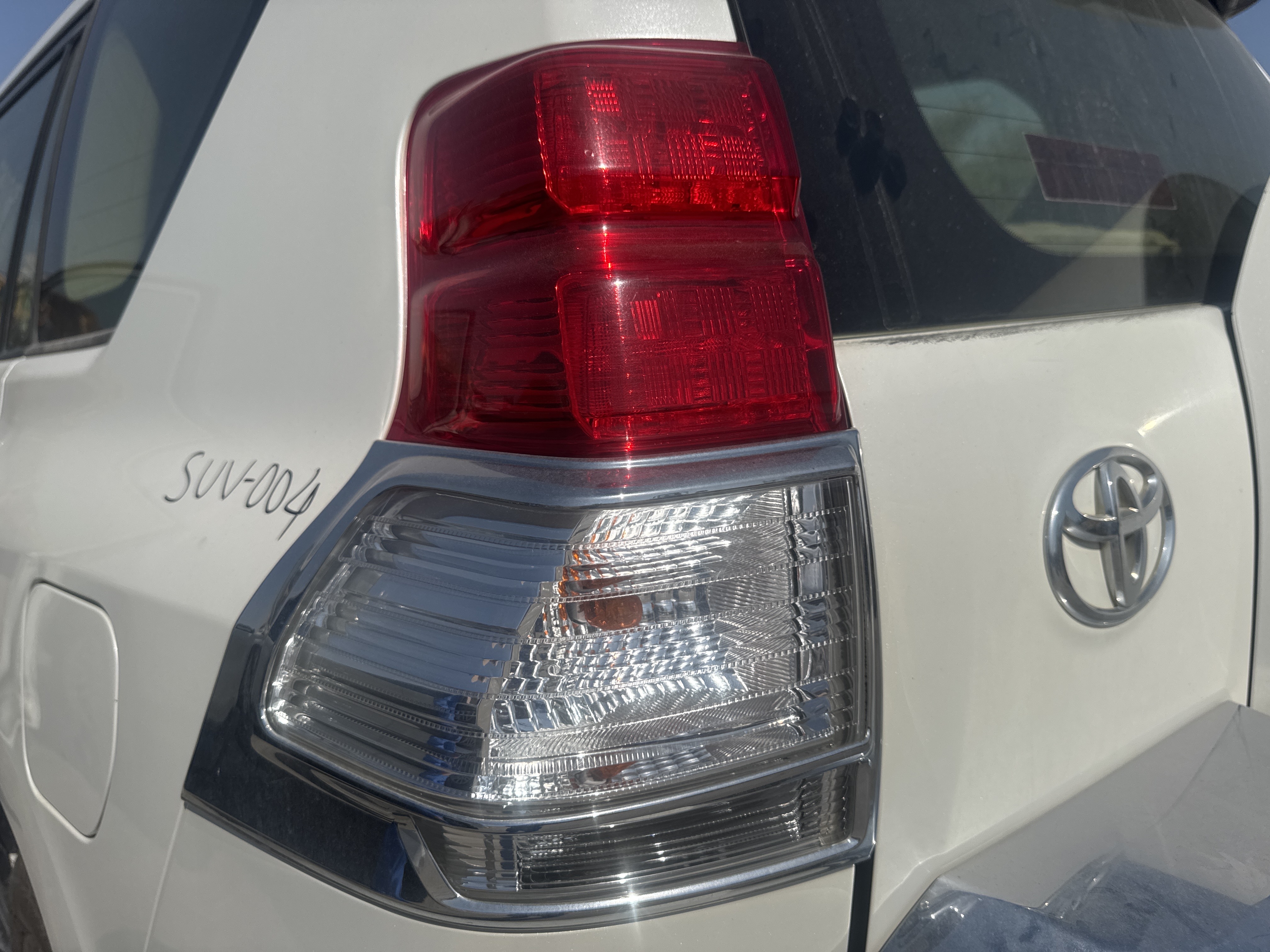 SUV-004-تويوتا-Land-Cruiser-Prado-المركبات-الرياضية-فحص-الإلكترونيات-المصابيح-الخلفية-1