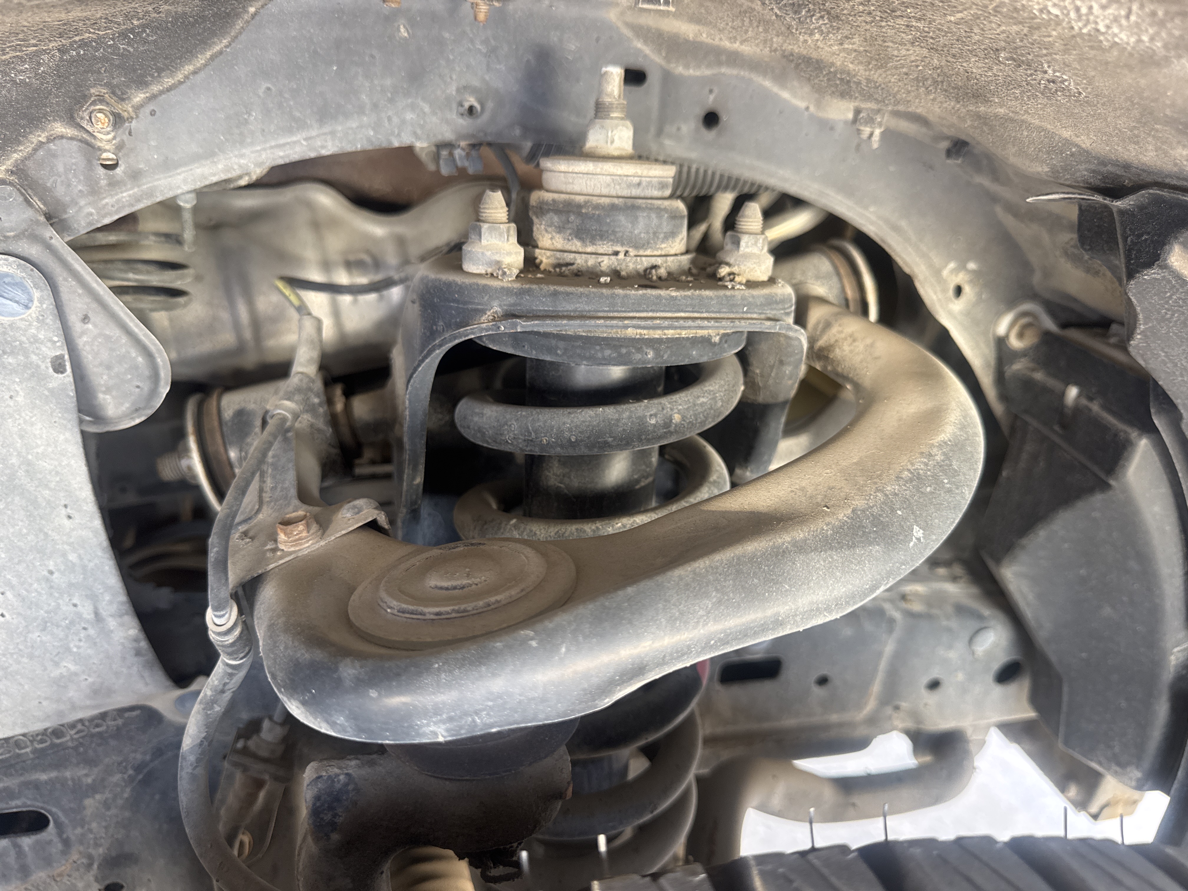 SUV-004-تويوتا-Land-Cruiser-Prado-المركبات-الرياضية-فحص-الهيكل-التعليق-الأمامي-1