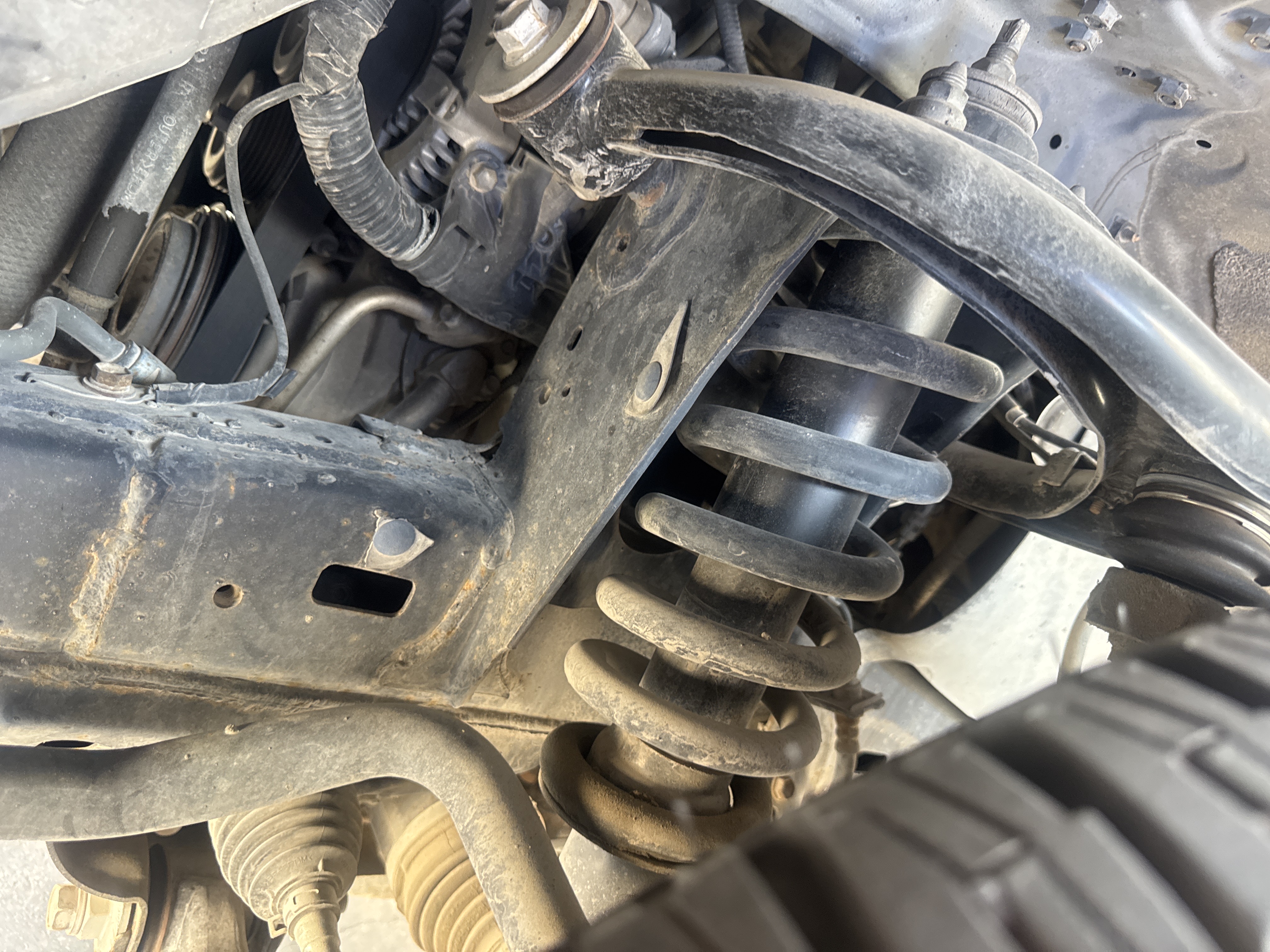 SUV-004-تويوتا-Land-Cruiser-Prado-المركبات-الرياضية-فحص-الهيكل-التعليق-الأمامي-1
