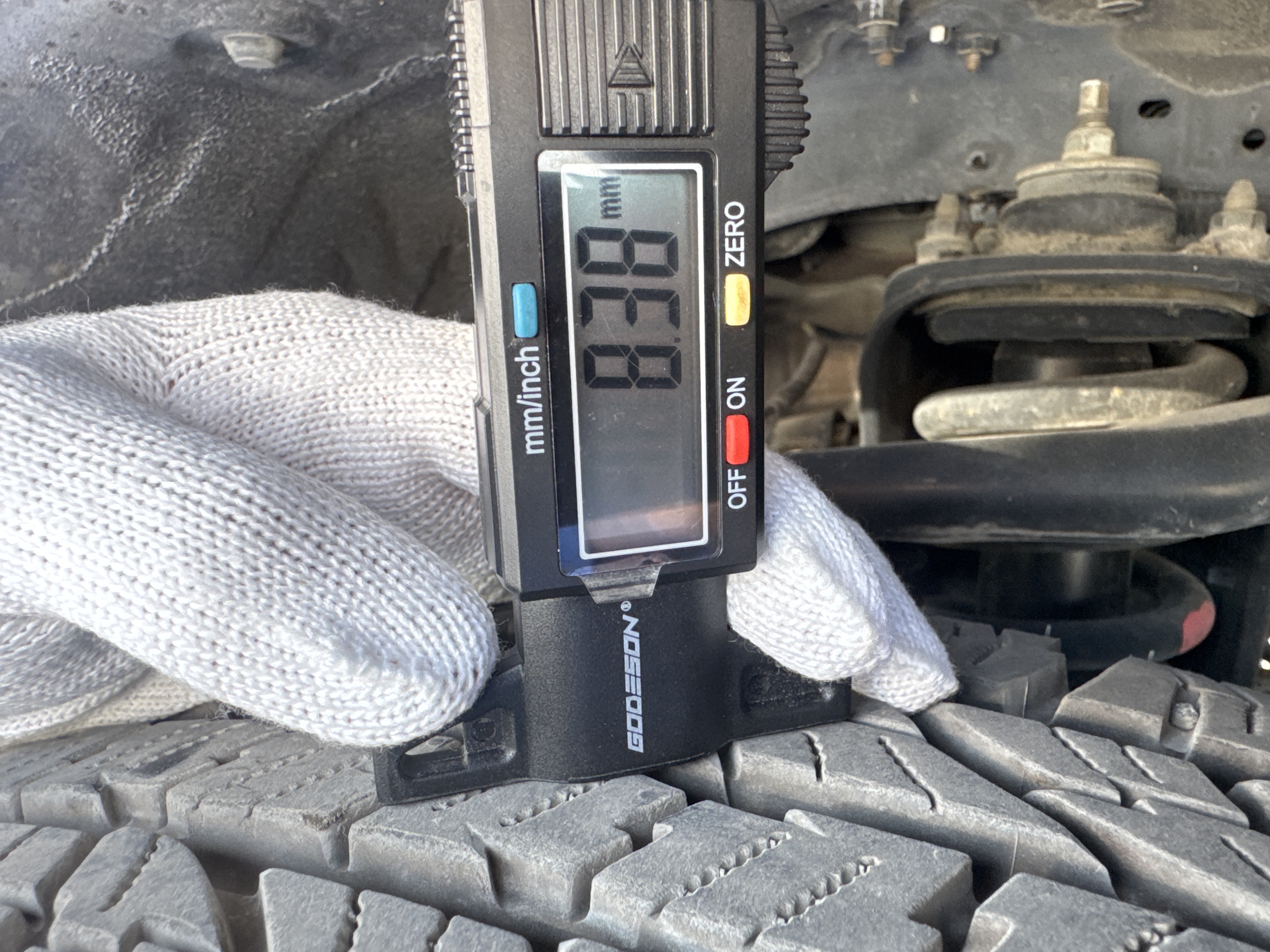 SUV-004-تويوتا-Land-Cruiser-Prado-المركبات-الرياضية-فحص-الهيكل-الإطار-الأمامي-الأيمن---عمق-المداس-1