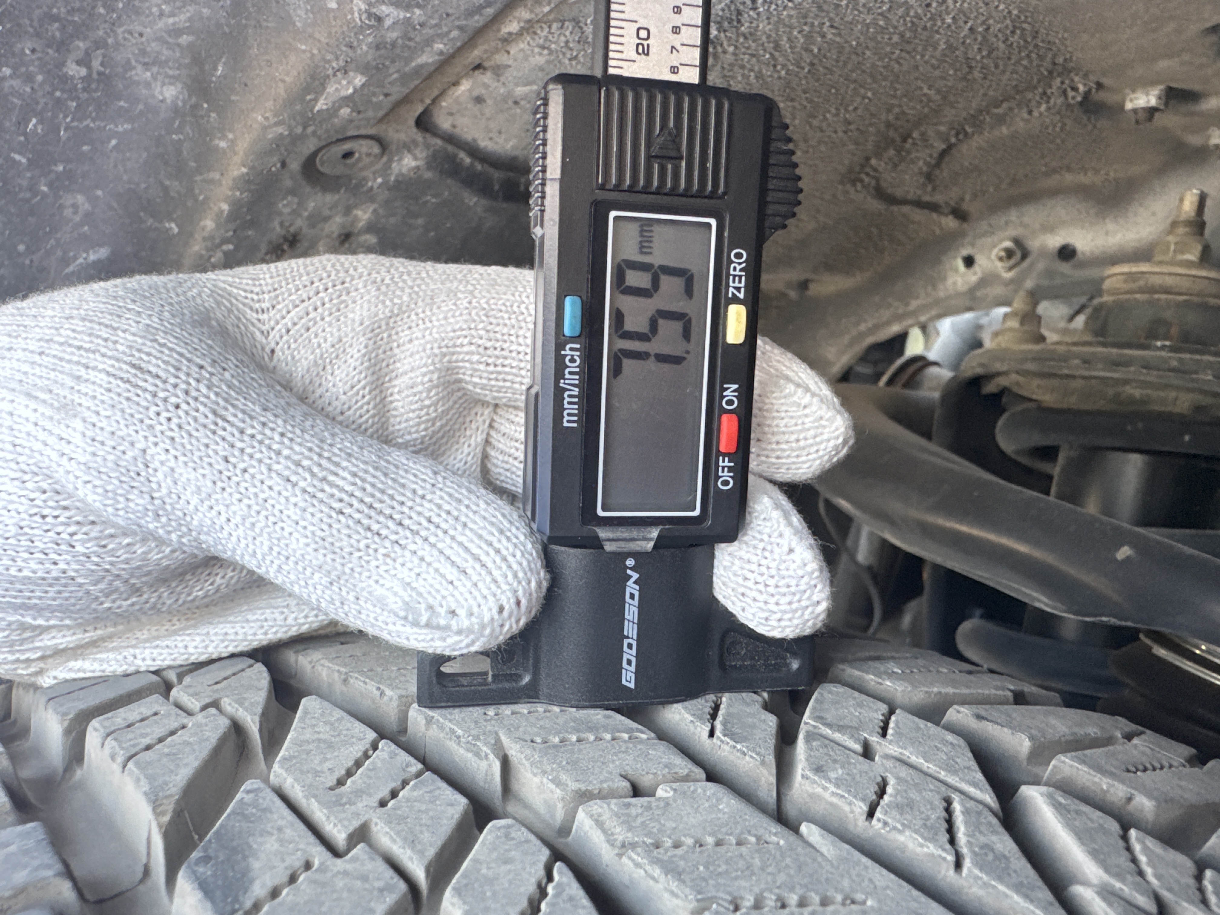 SUV-004-تويوتا-Land-Cruiser-Prado-المركبات-الرياضية-فحص-الهيكل-الإطار-الأمامي-الأيسر---عمق-المداس-1