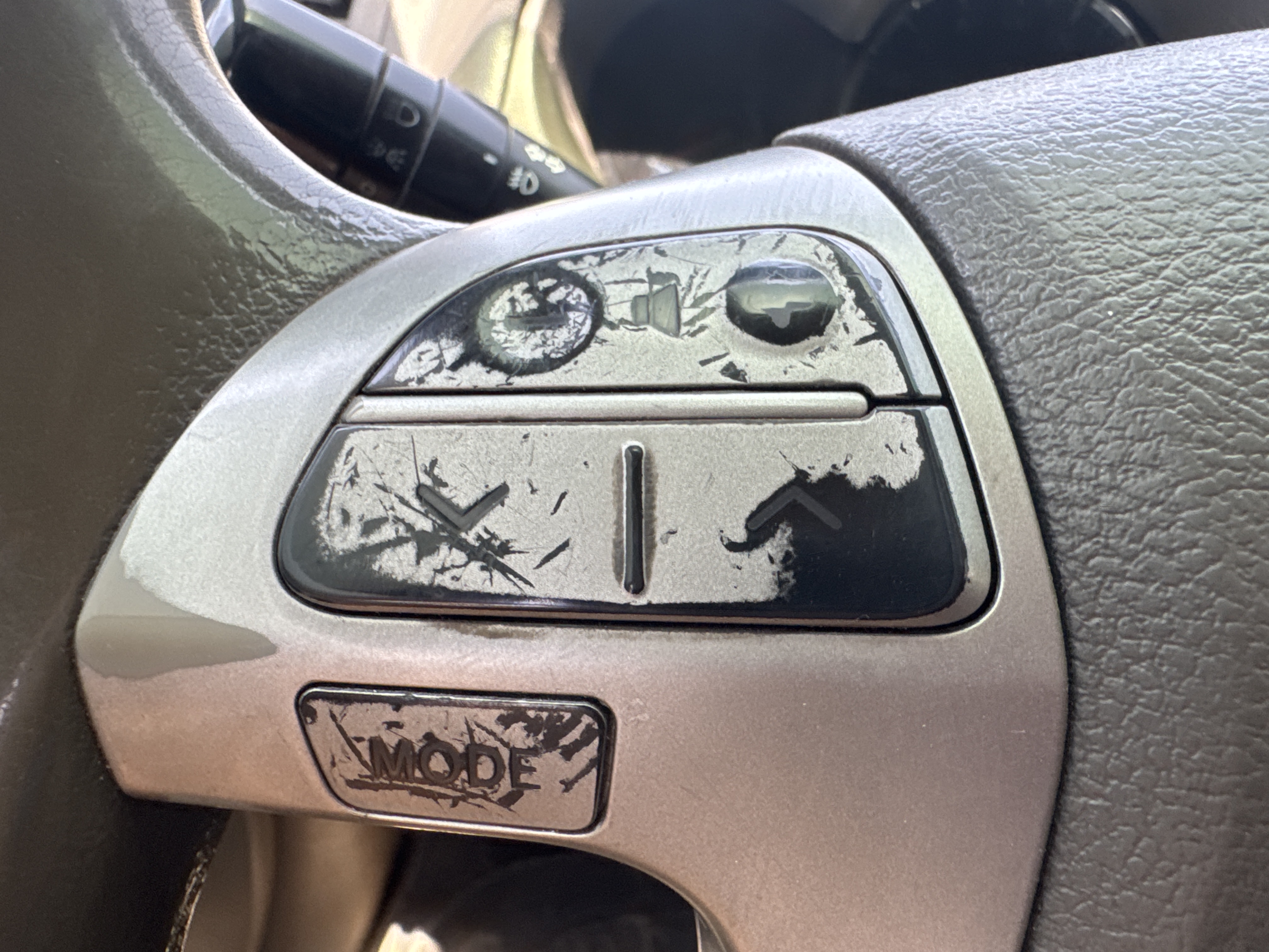 SUV-001-Toyota-Fortuner-SUVs-inspection-Interior-Steering-mounted-controls-1