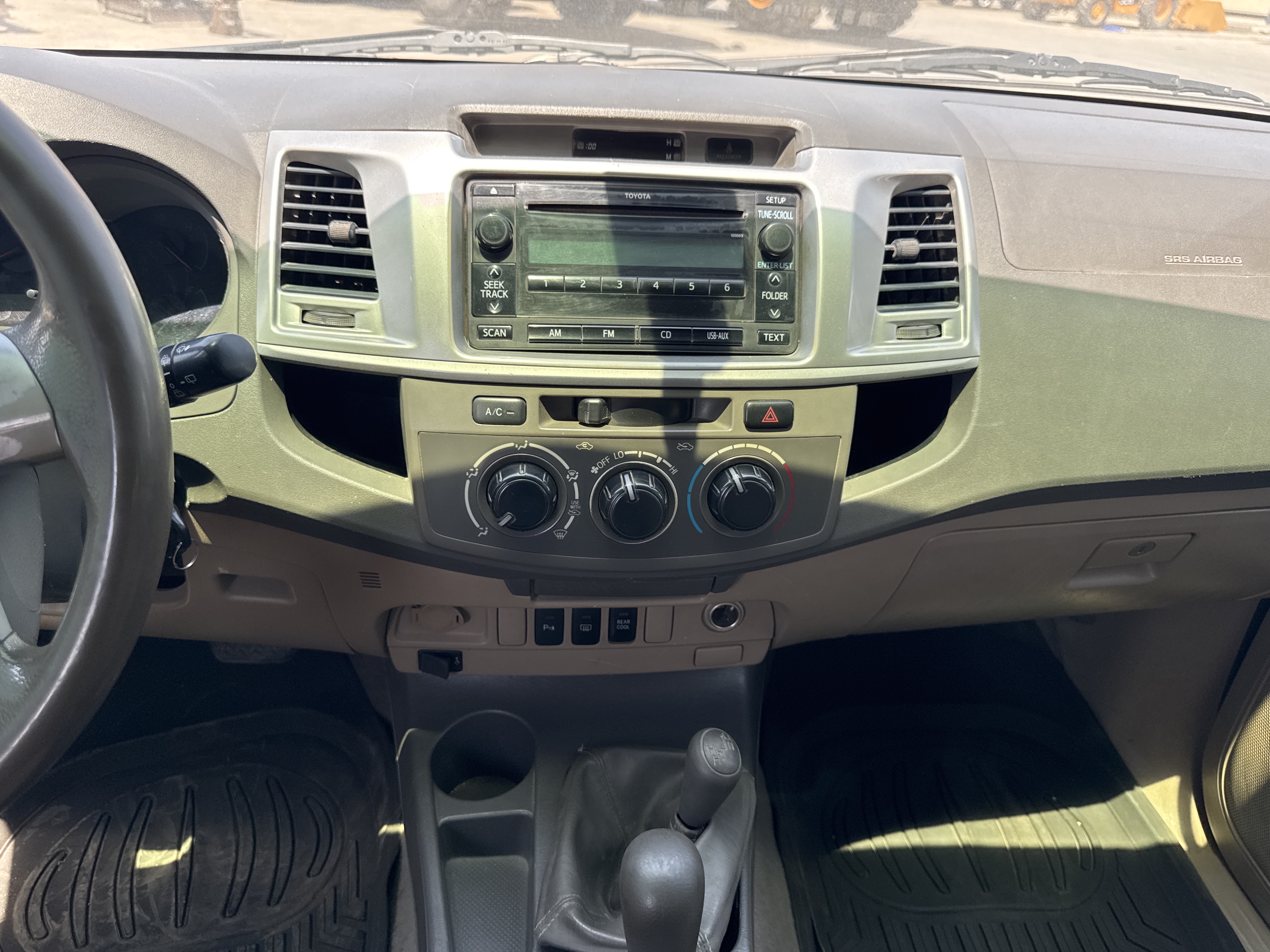 SUV-001-Toyota-Fortuner-SUVs-inspection-Interior-Infotainment-system-1