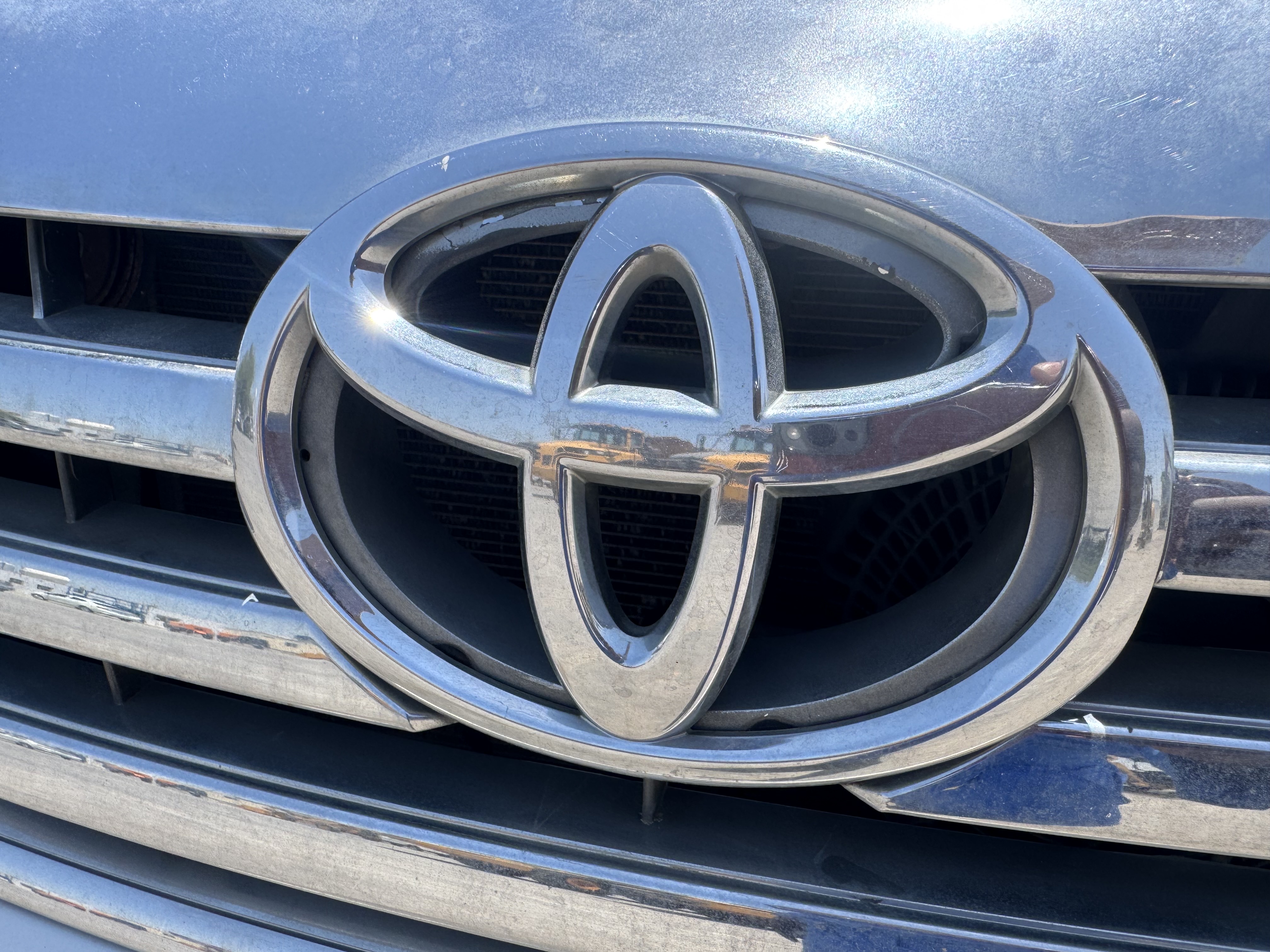 SUV-001-Toyota-Fortuner-SUVs-inspection-Exterior-Front-logo-1
