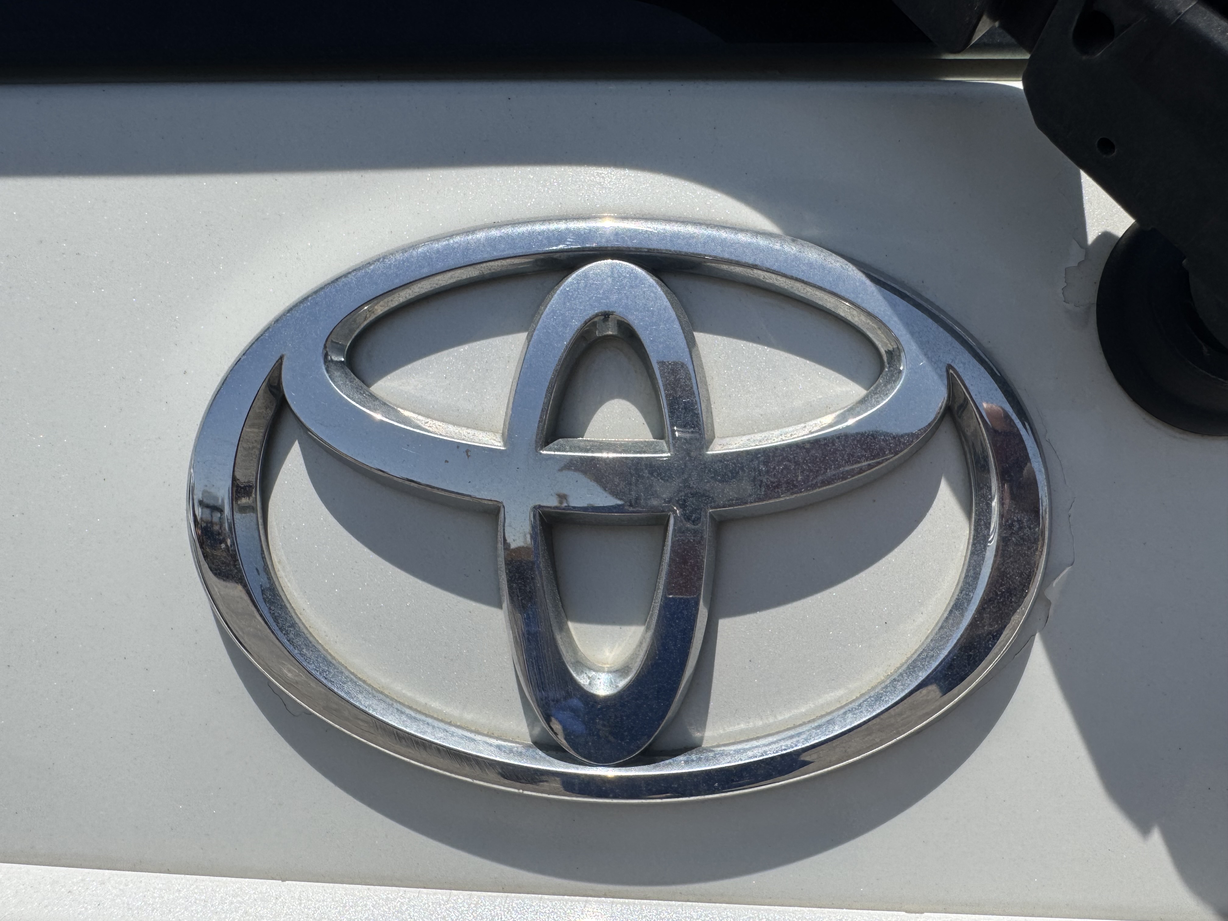 SUV-001-Toyota-Fortuner-SUVs-inspection-Exterior-Rear-logo-1