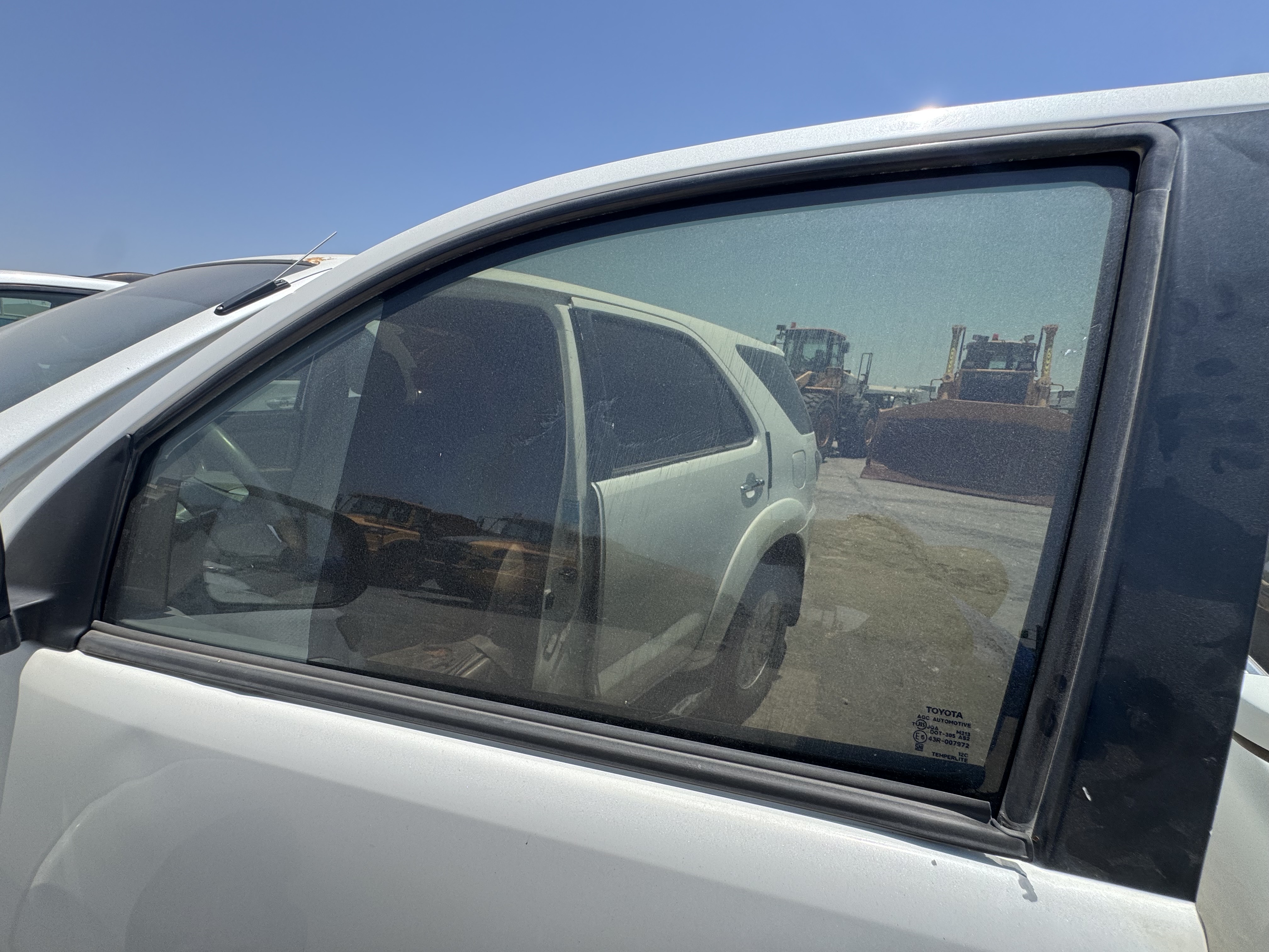 SUV-001-Toyota-Fortuner-SUVs-inspection-Exterior-Front-left-door-glass-1