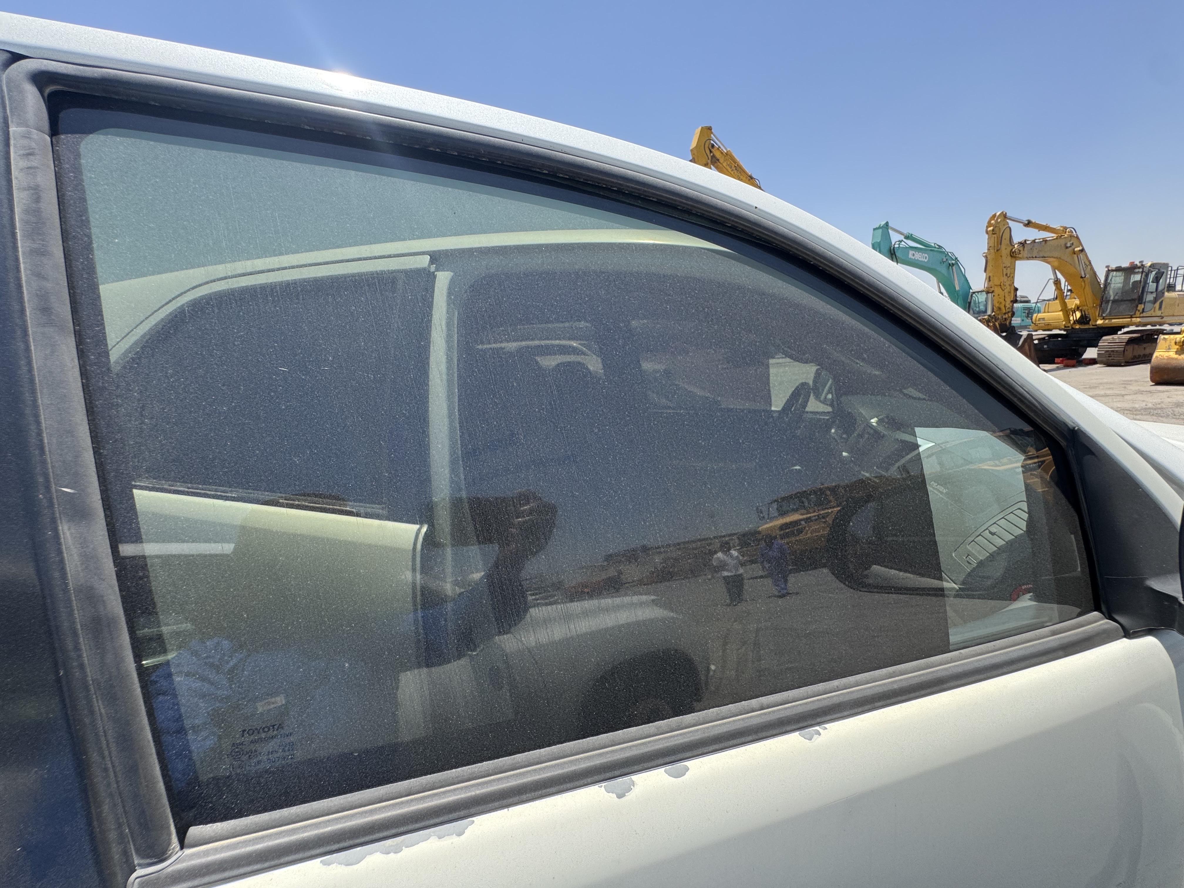SUV-001-Toyota-Fortuner-SUVs-inspection-Exterior-Front-right-door-glass-1