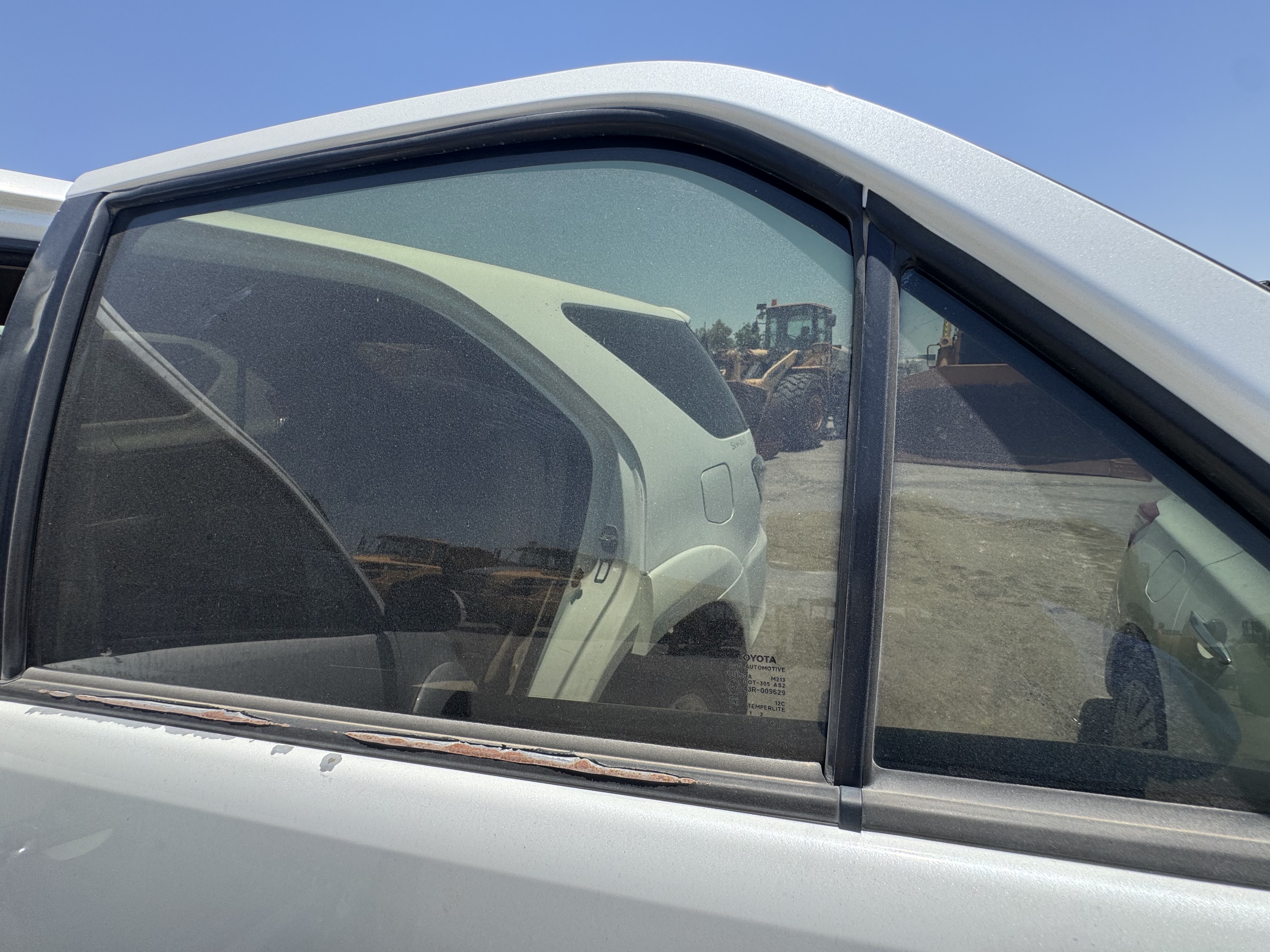 SUV-001-Toyota-Fortuner-SUVs-inspection-Exterior-Rear-left-door-glass-1