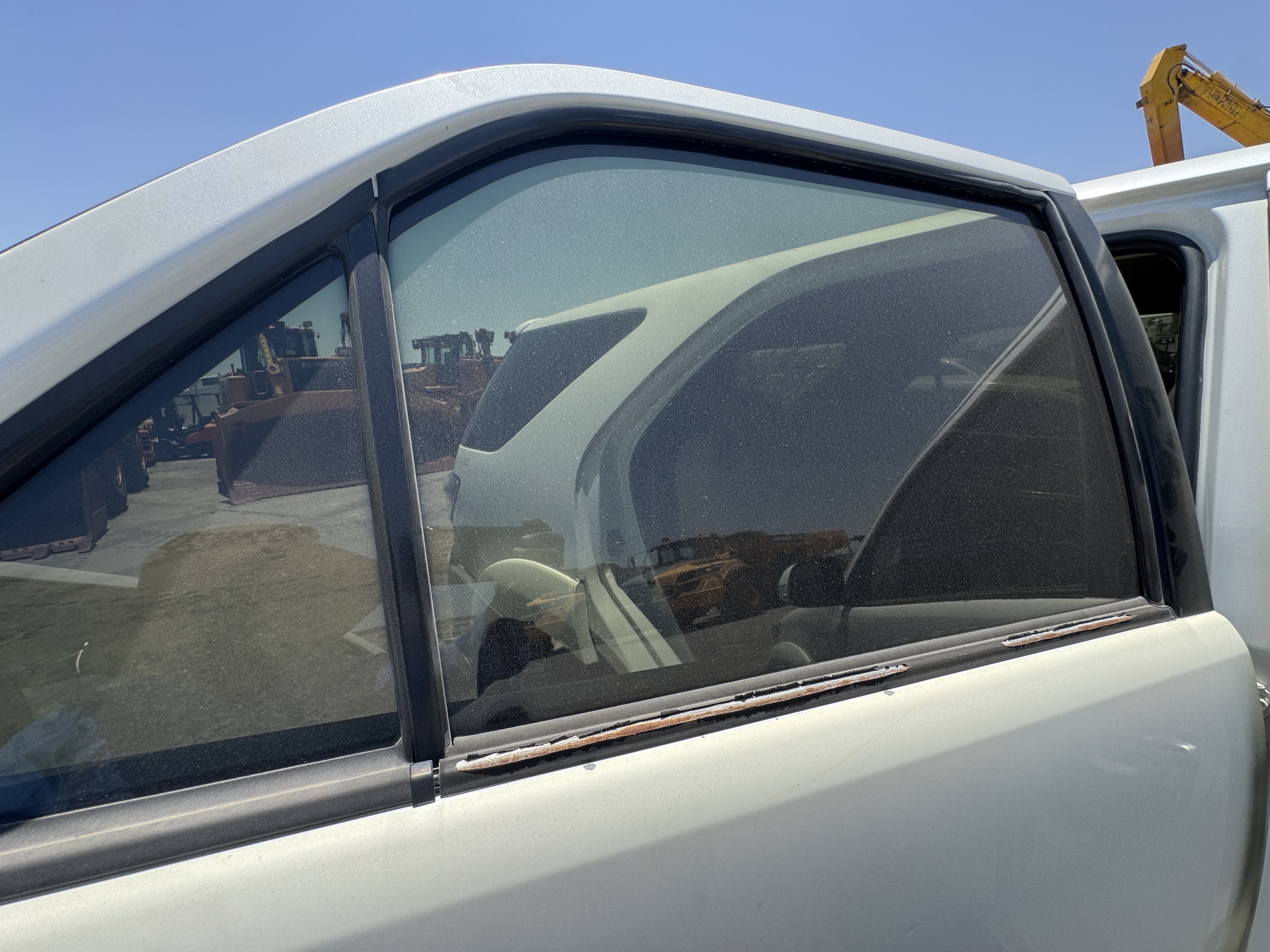SUV-001-Toyota-Fortuner-SUVs-inspection-Exterior-Rear-right-door-glass-1