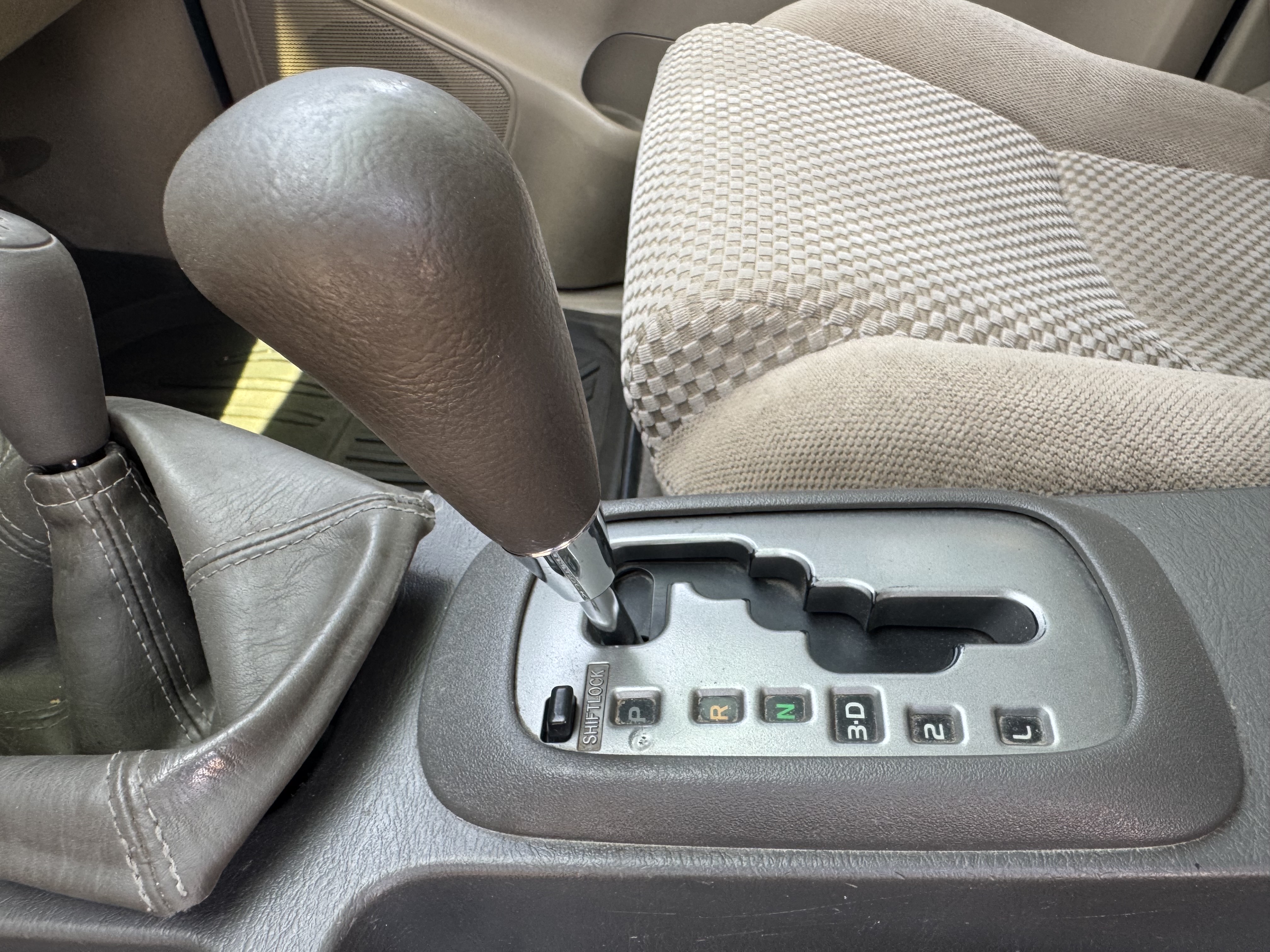 SUV-001-Toyota-Fortuner-SUVs-inspection-Interior-Gear-knob-1