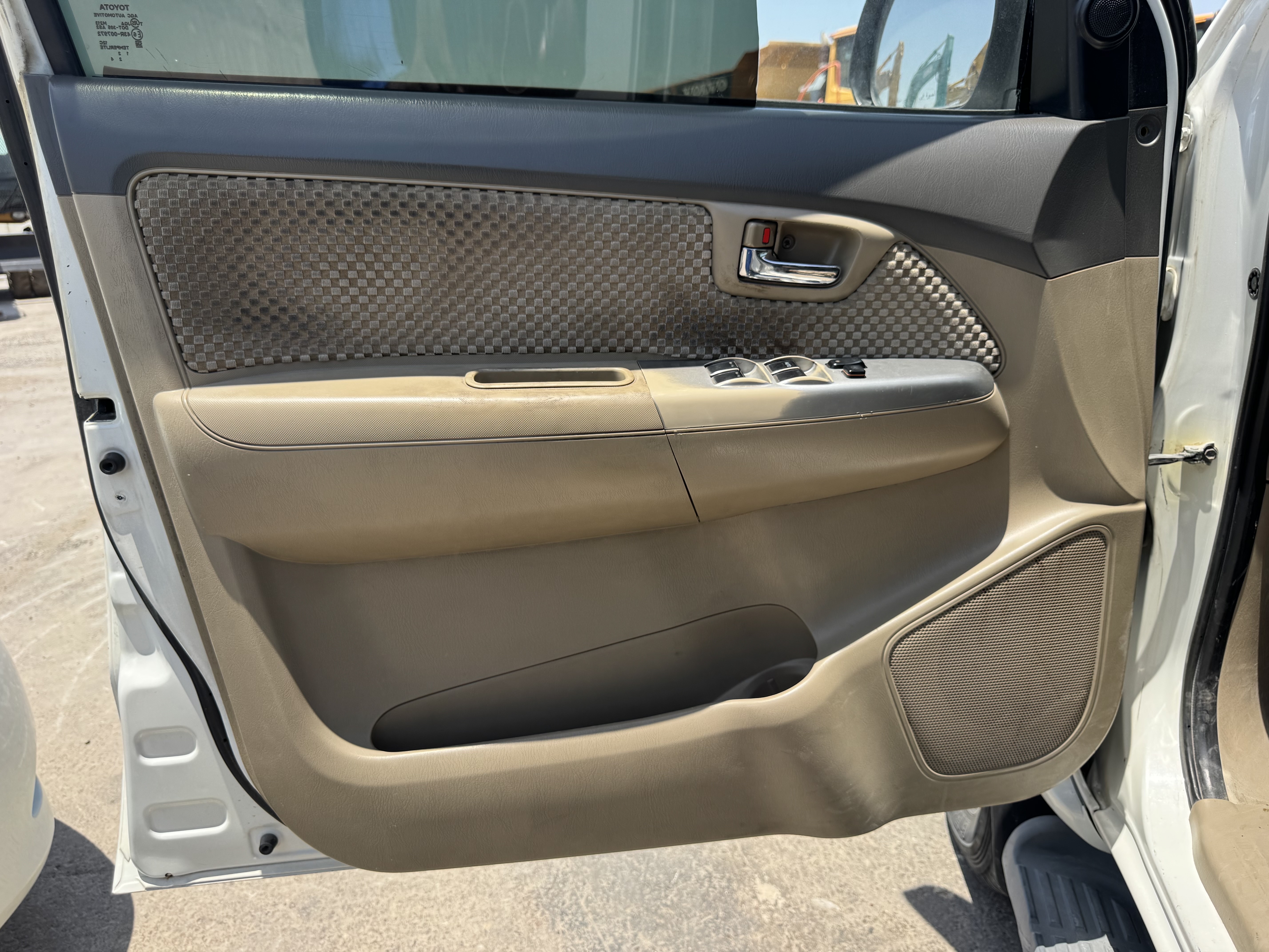 SUV-001-Toyota-Fortuner-SUVs-inspection-Interior-Door-trims-1