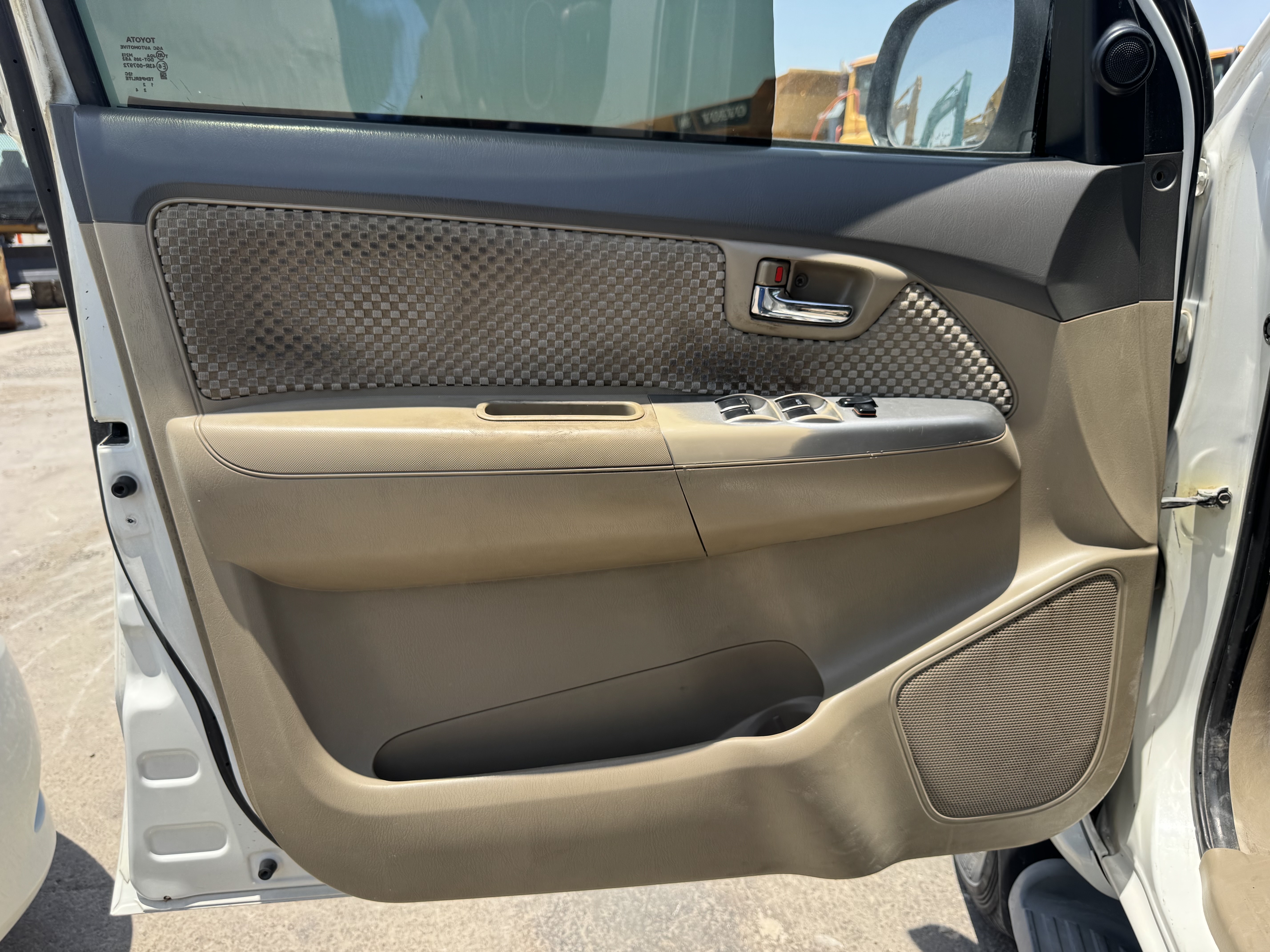 SUV-001-Toyota-Fortuner-SUVs-inspection-Interior-Door-trims-1