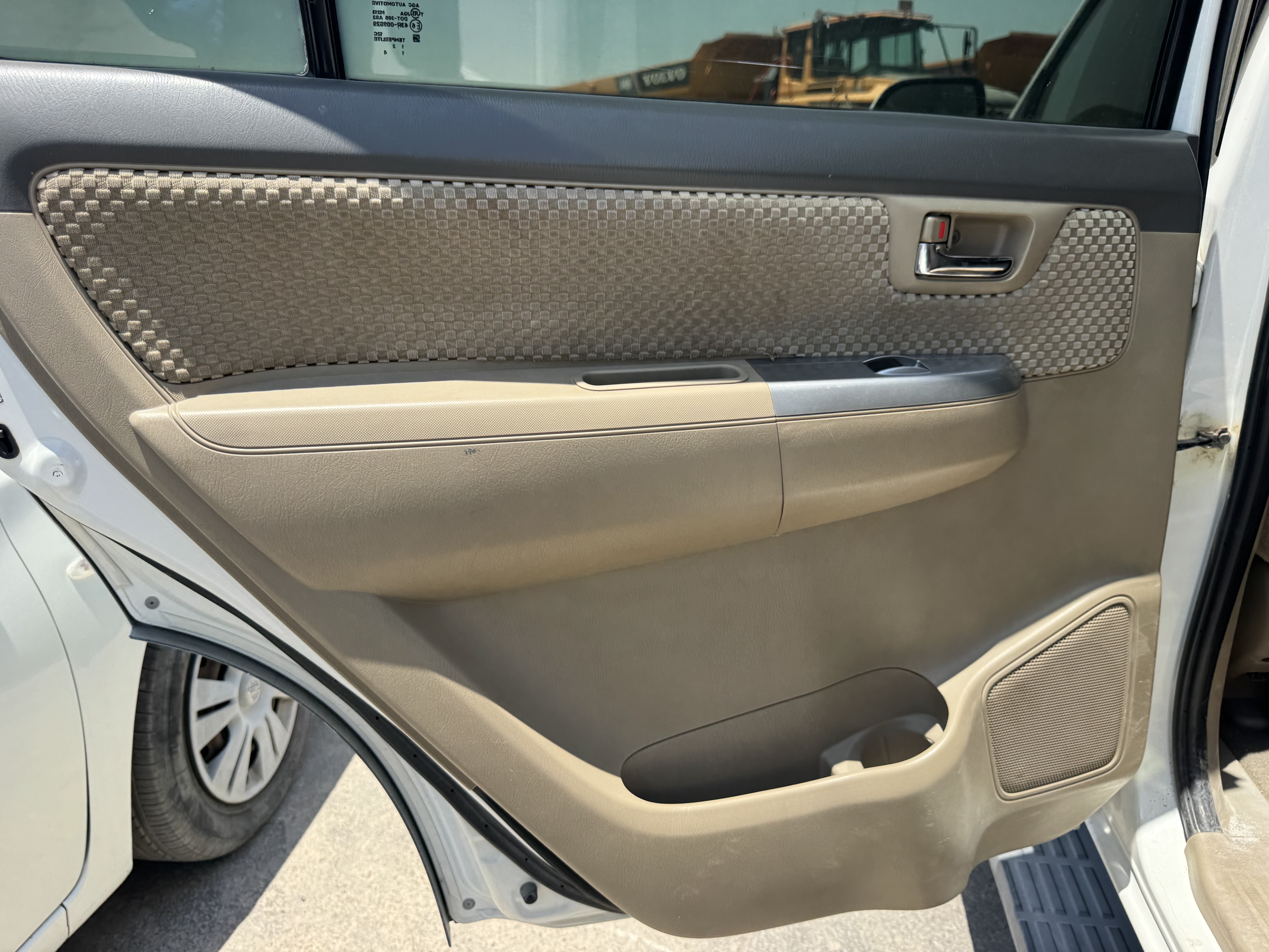 SUV-001-Toyota-Fortuner-SUVs-inspection-Interior-Door-trims-1