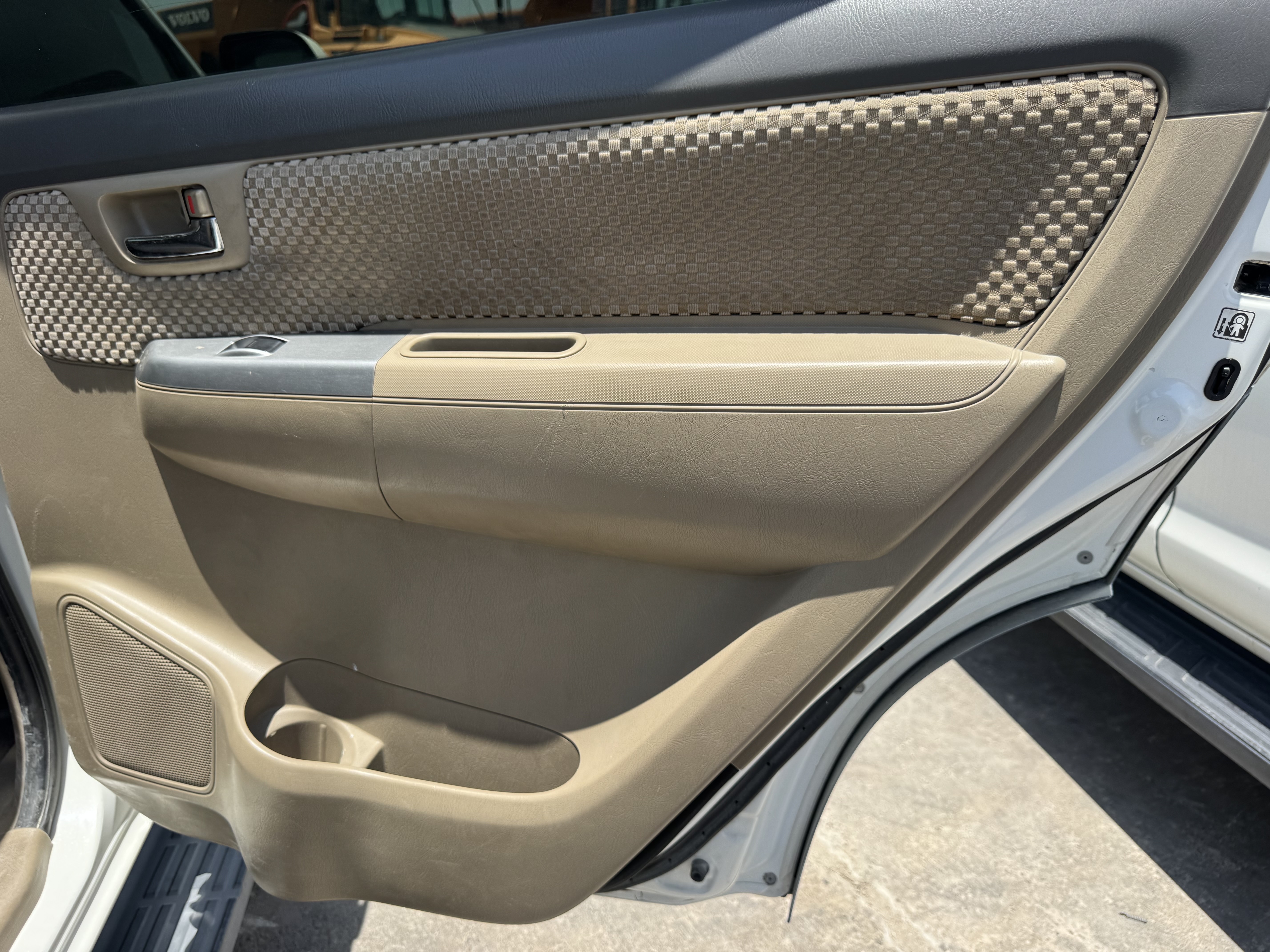 SUV-001-Toyota-Fortuner-SUVs-inspection-Interior-Door-trims-1