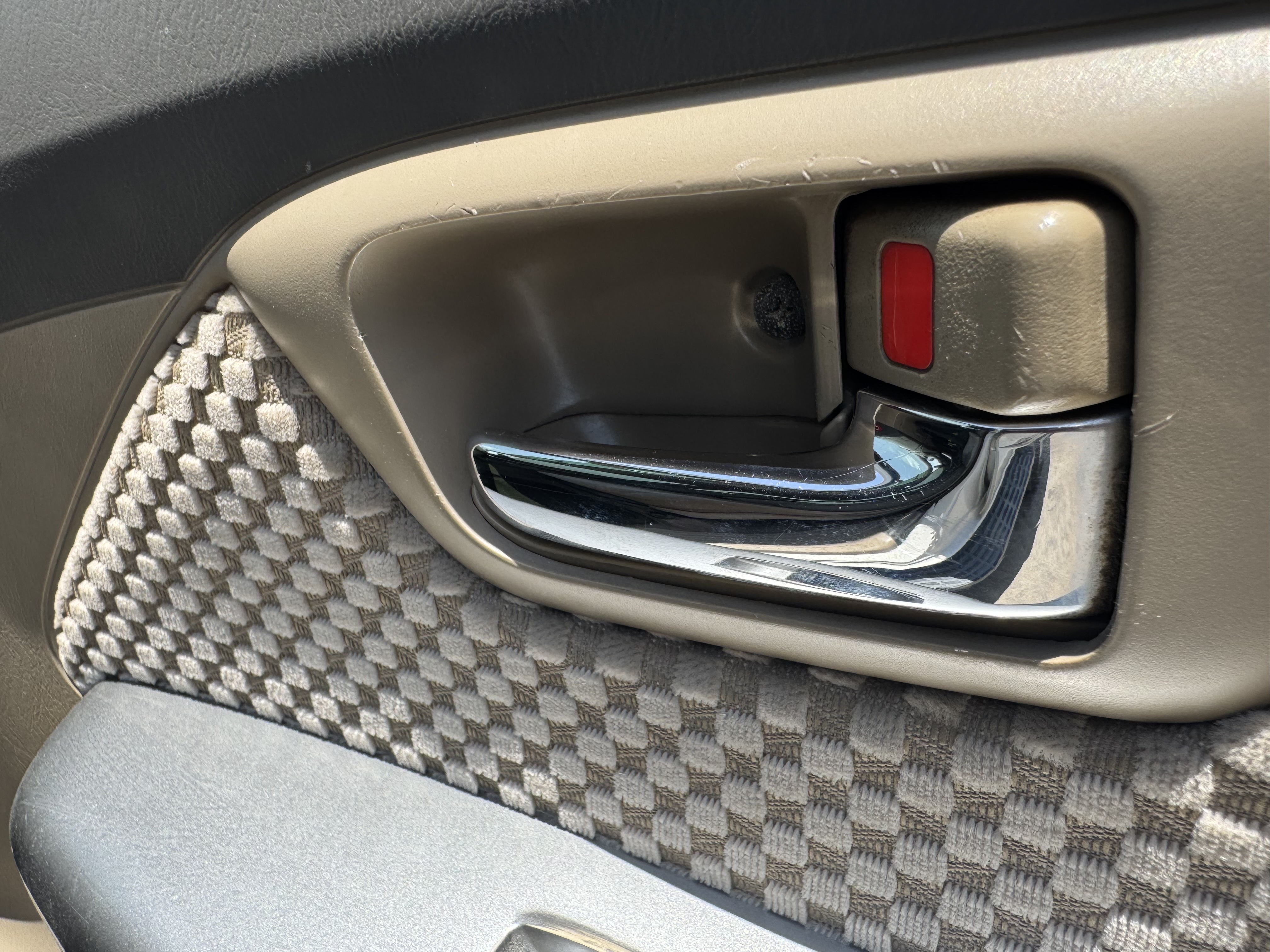 SUV-001-Toyota-Fortuner-SUVs-inspection-Interior-Door-handles-1