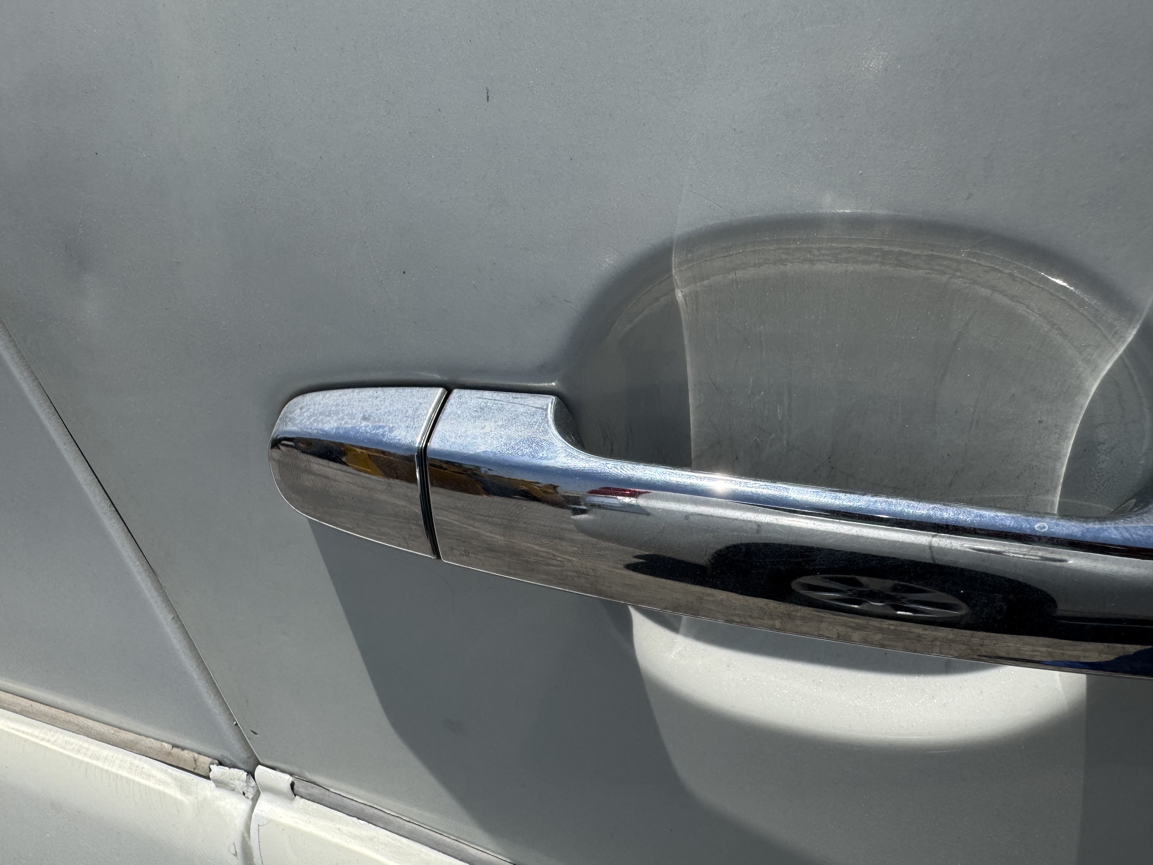SUV-001-Toyota-Fortuner-SUVs-inspection-Interior-Door-handles-1
