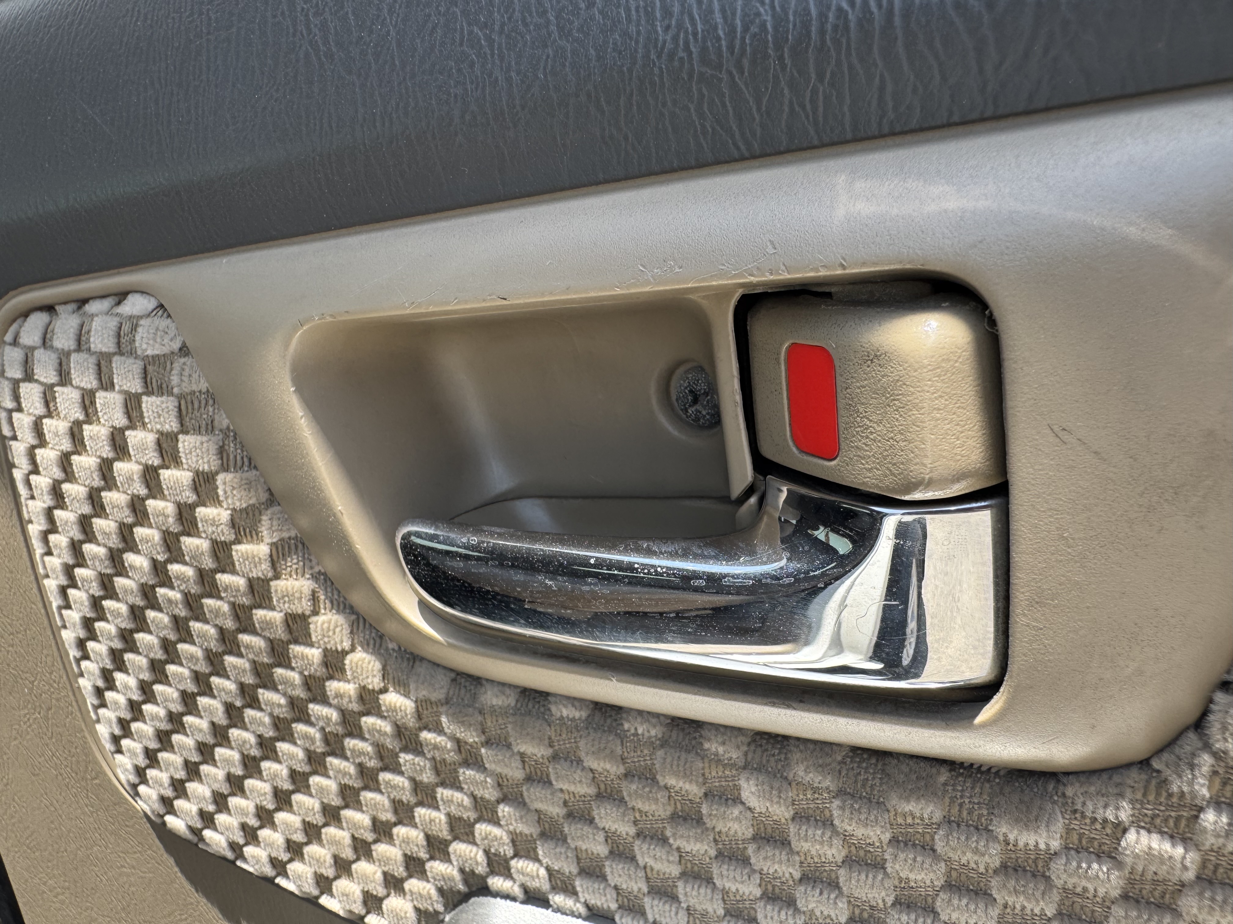 SUV-001-Toyota-Fortuner-SUVs-inspection-Interior-Door-handles-1