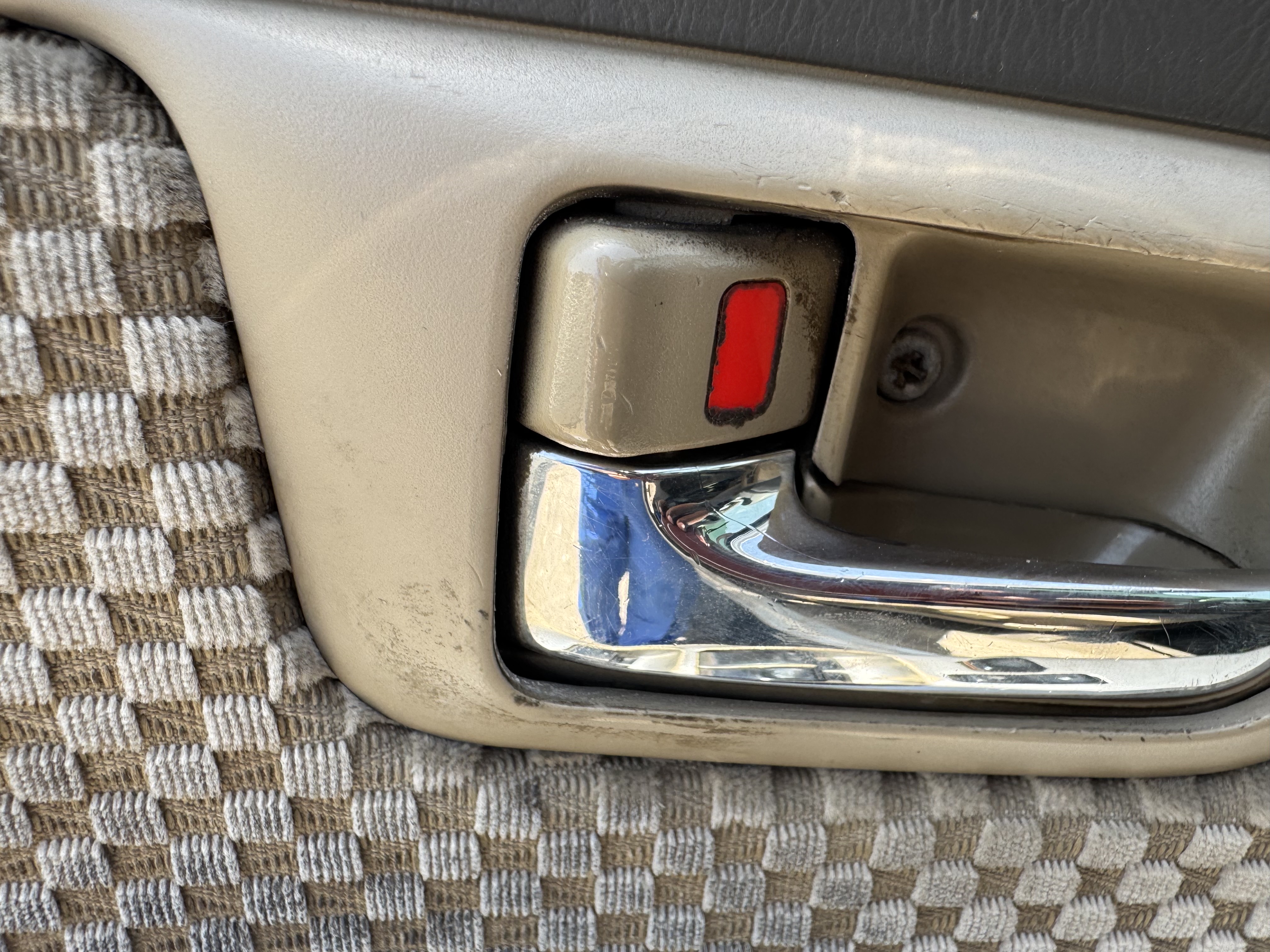 SUV-001-Toyota-Fortuner-SUVs-inspection-Interior-Door-handles-1