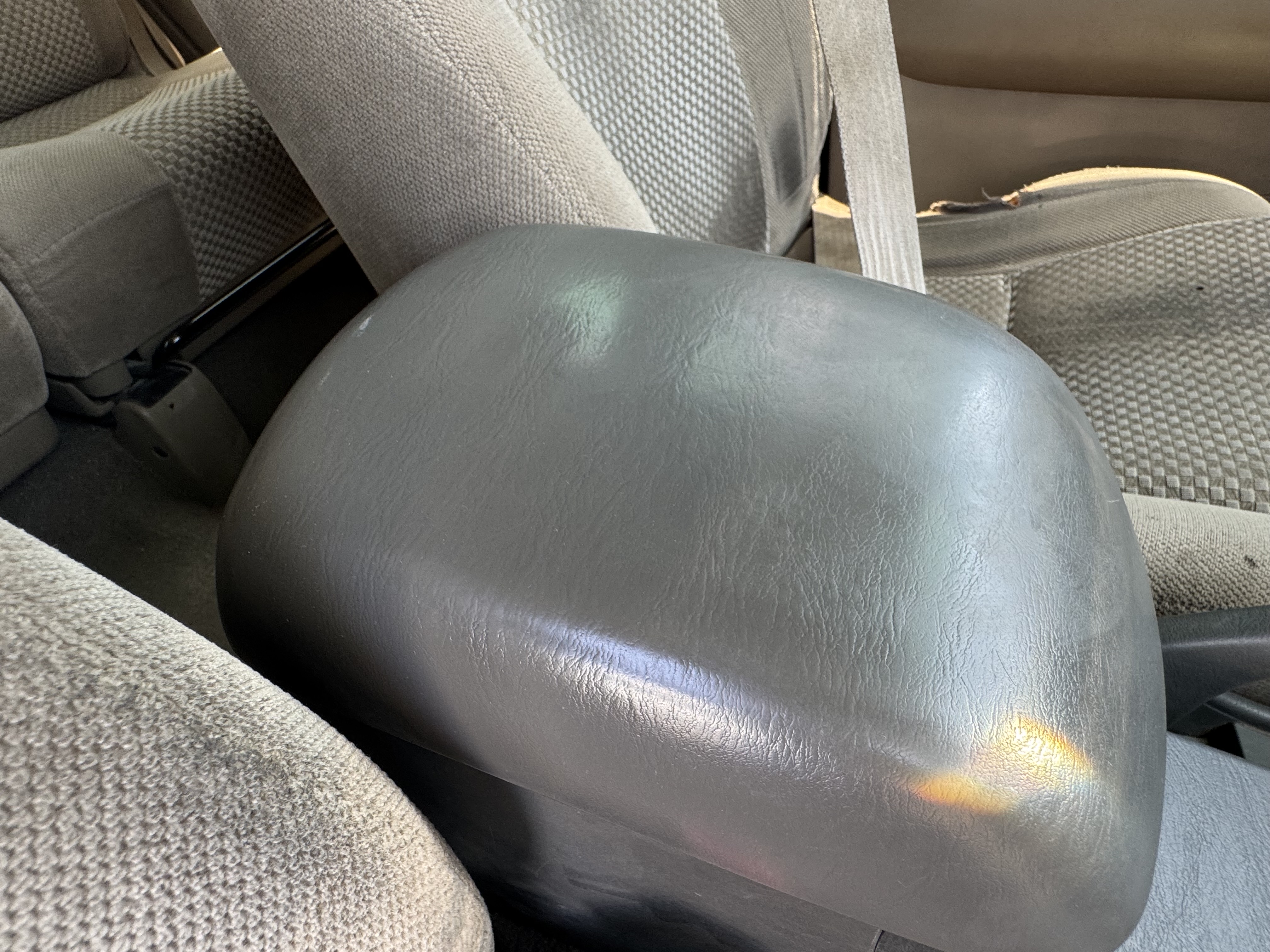 SUV-001-Toyota-Fortuner-SUVs-inspection-Interior-Armrest-1