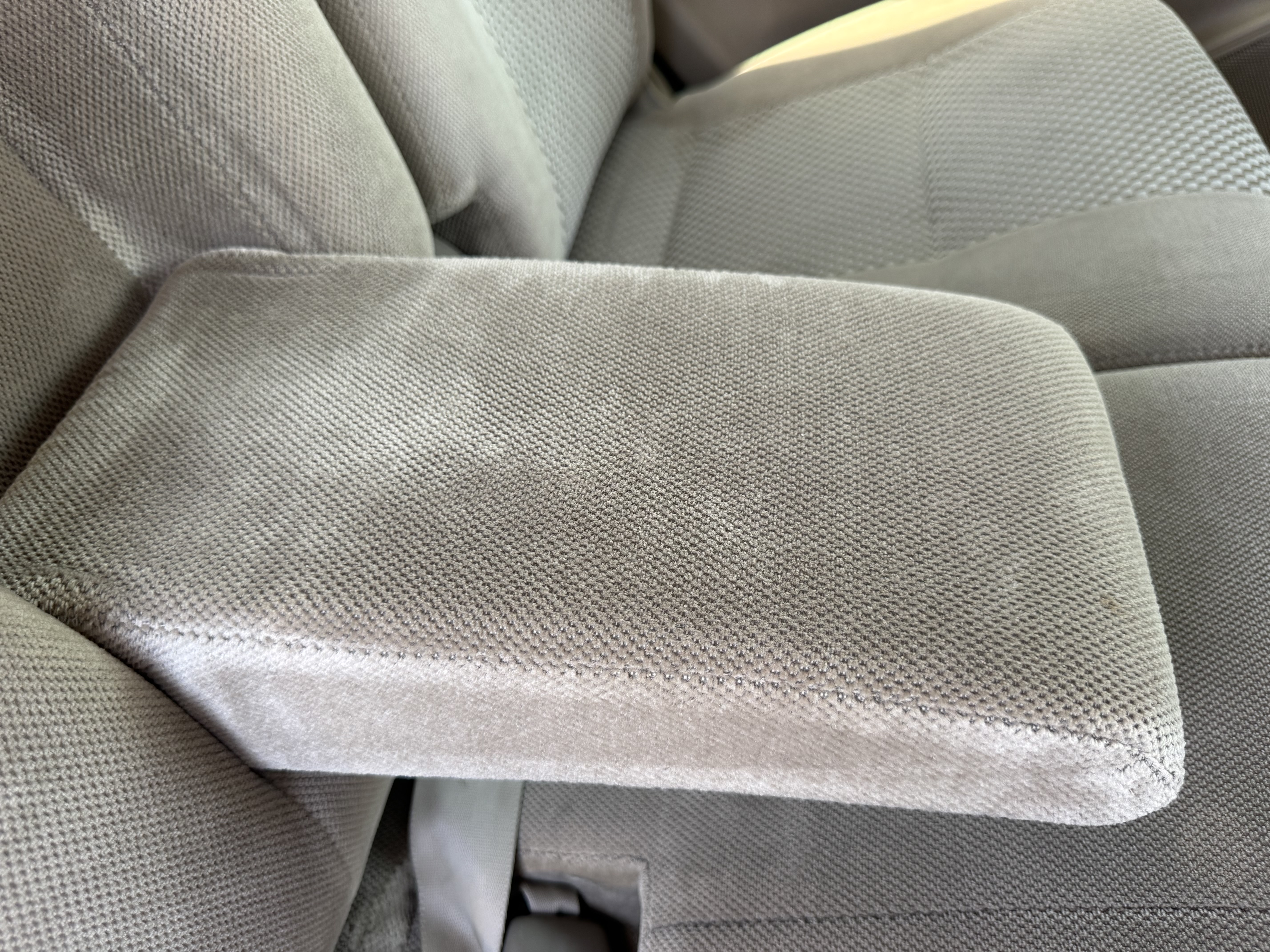 SUV-001-Toyota-Fortuner-SUVs-inspection-Interior-Armrest-1