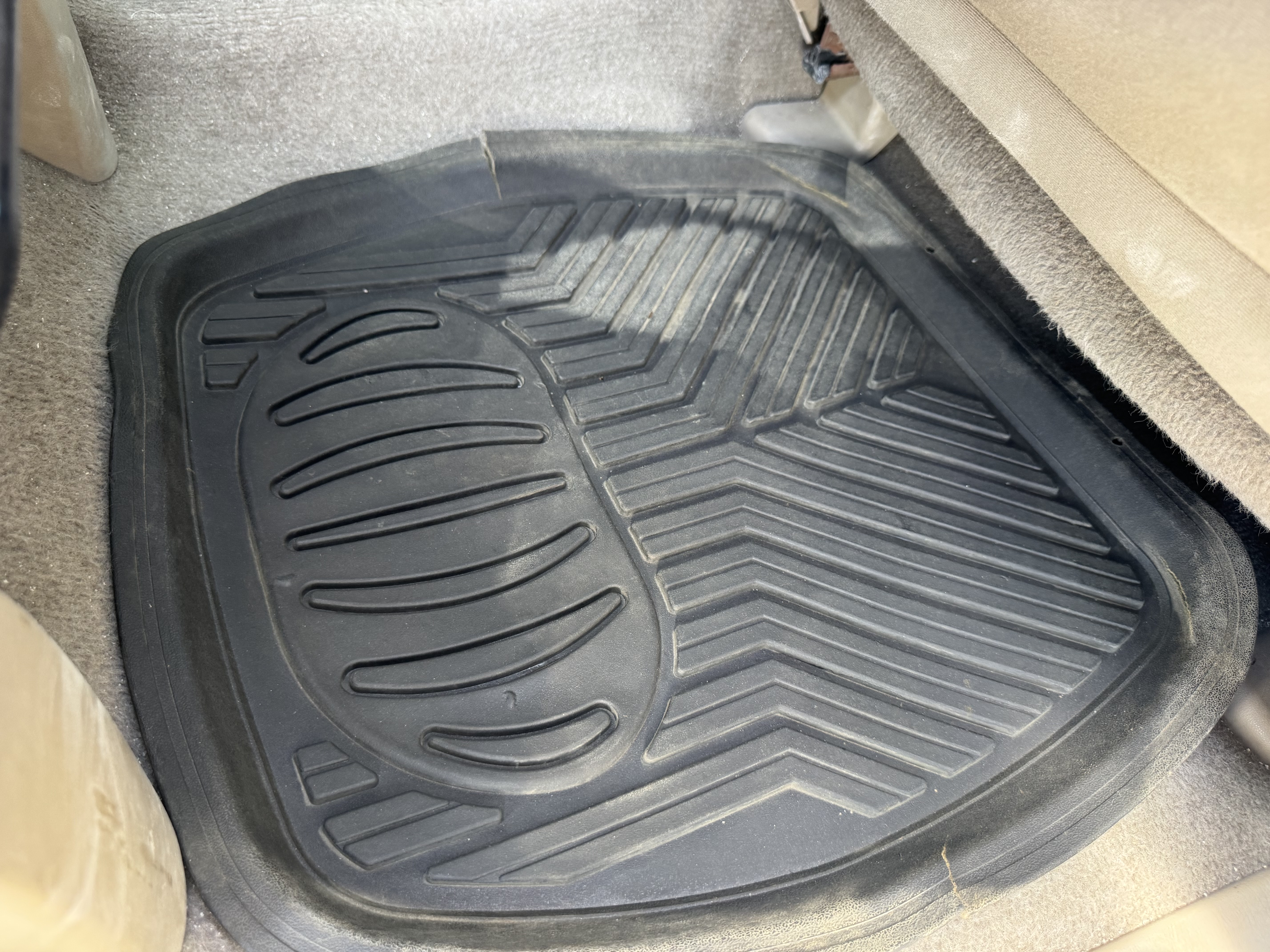 SUV-001-Toyota-Fortuner-SUVs-inspection-Interior-Floor-mats-1