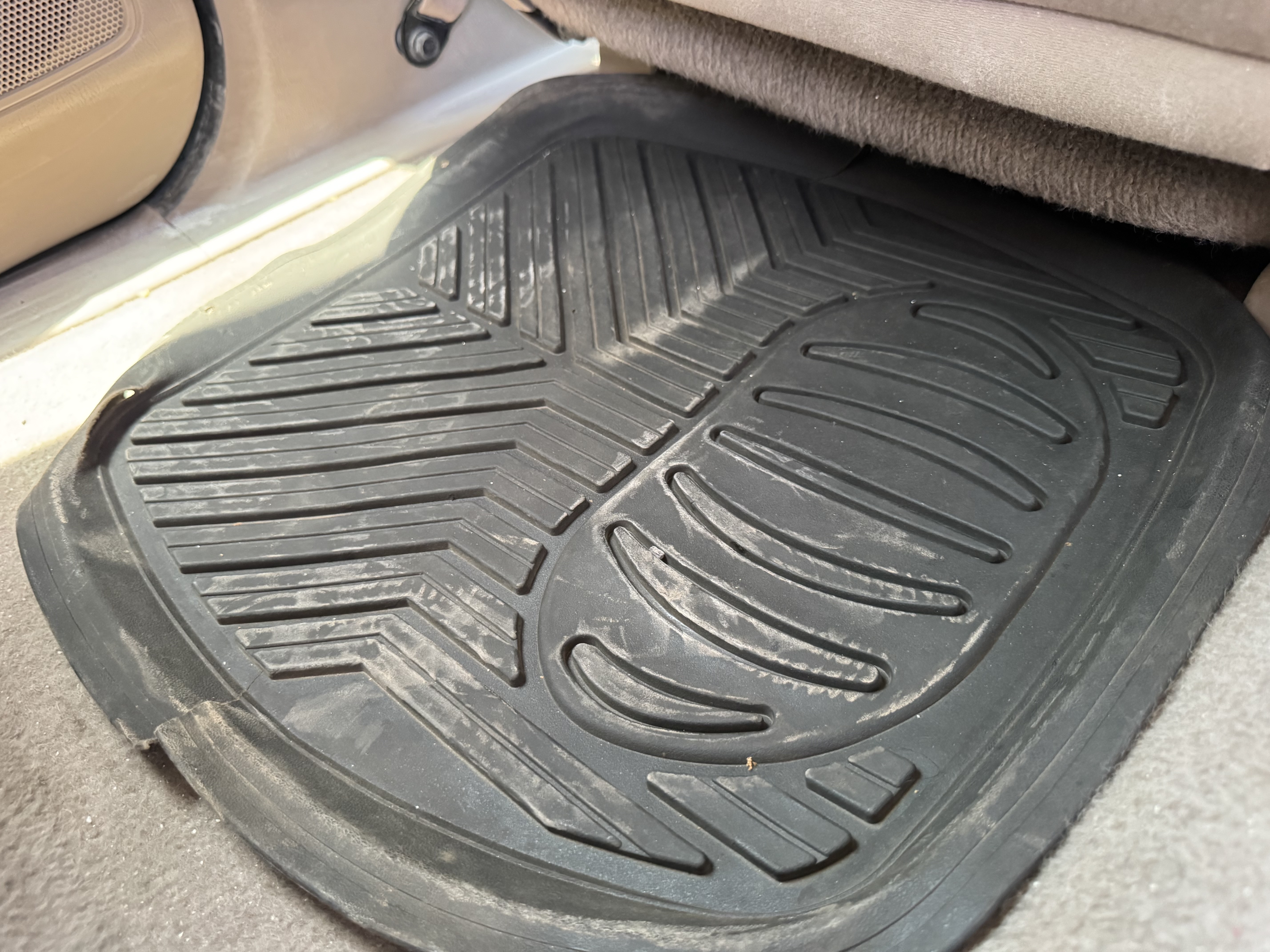 SUV-001-Toyota-Fortuner-SUVs-inspection-Interior-Floor-mats-1