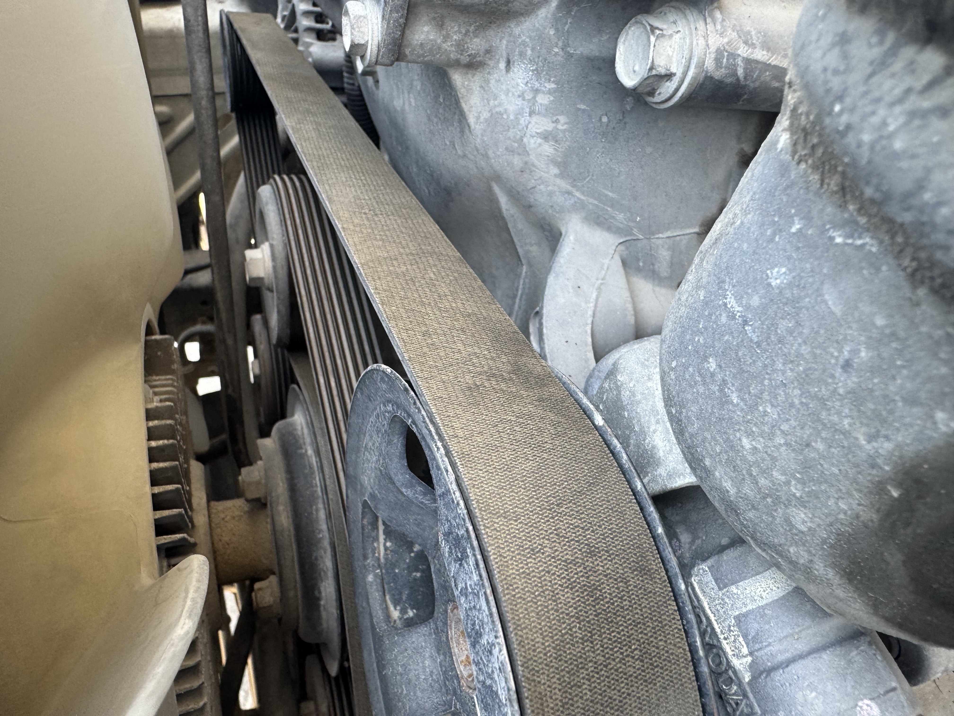 SUV-001-Toyota-Fortuner-SUVs-inspection-Engine-Engine-belt-1