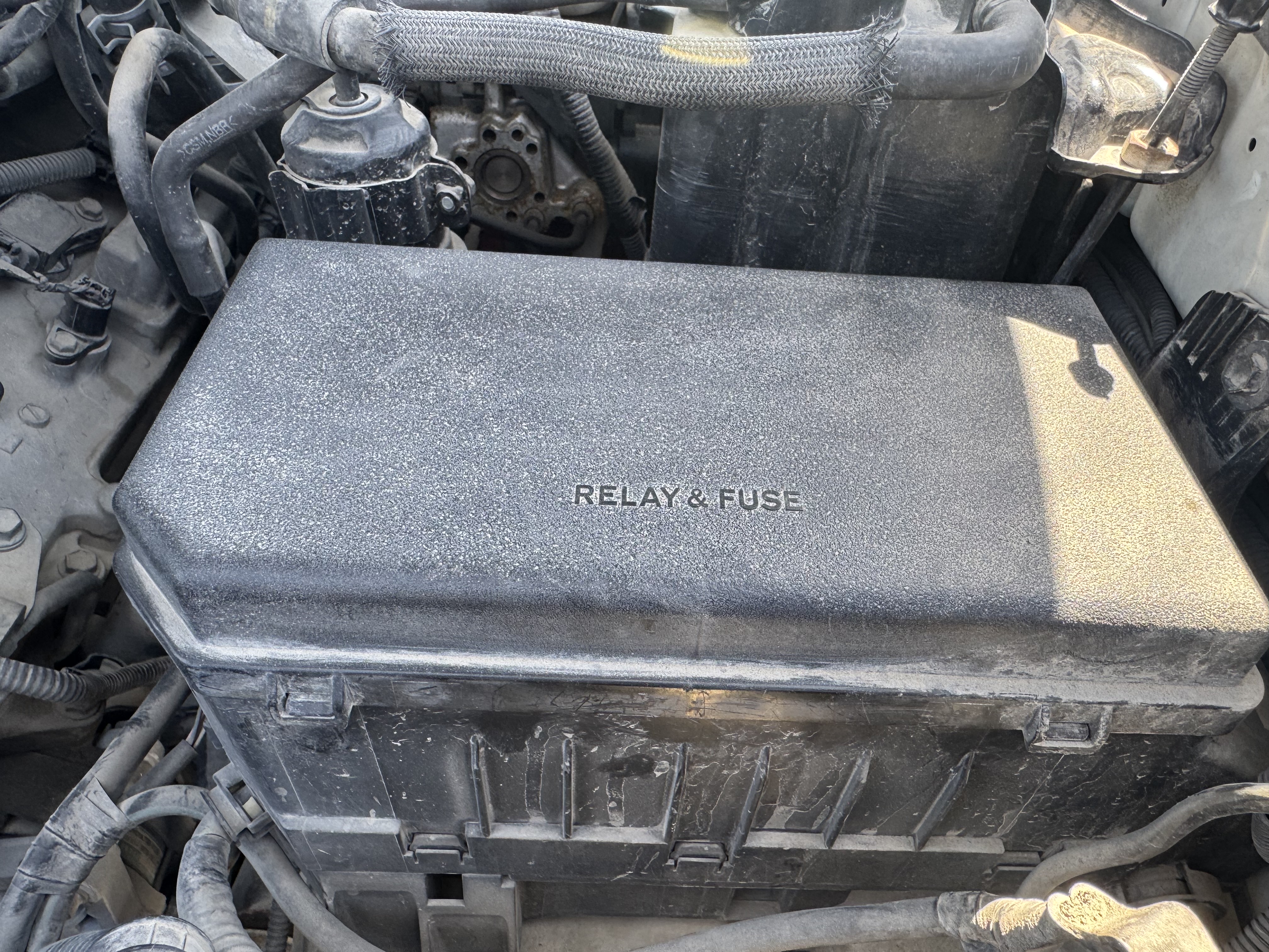 SUV-001-Toyota-Fortuner-SUVs-inspection-Engine-Fuse-box-1
