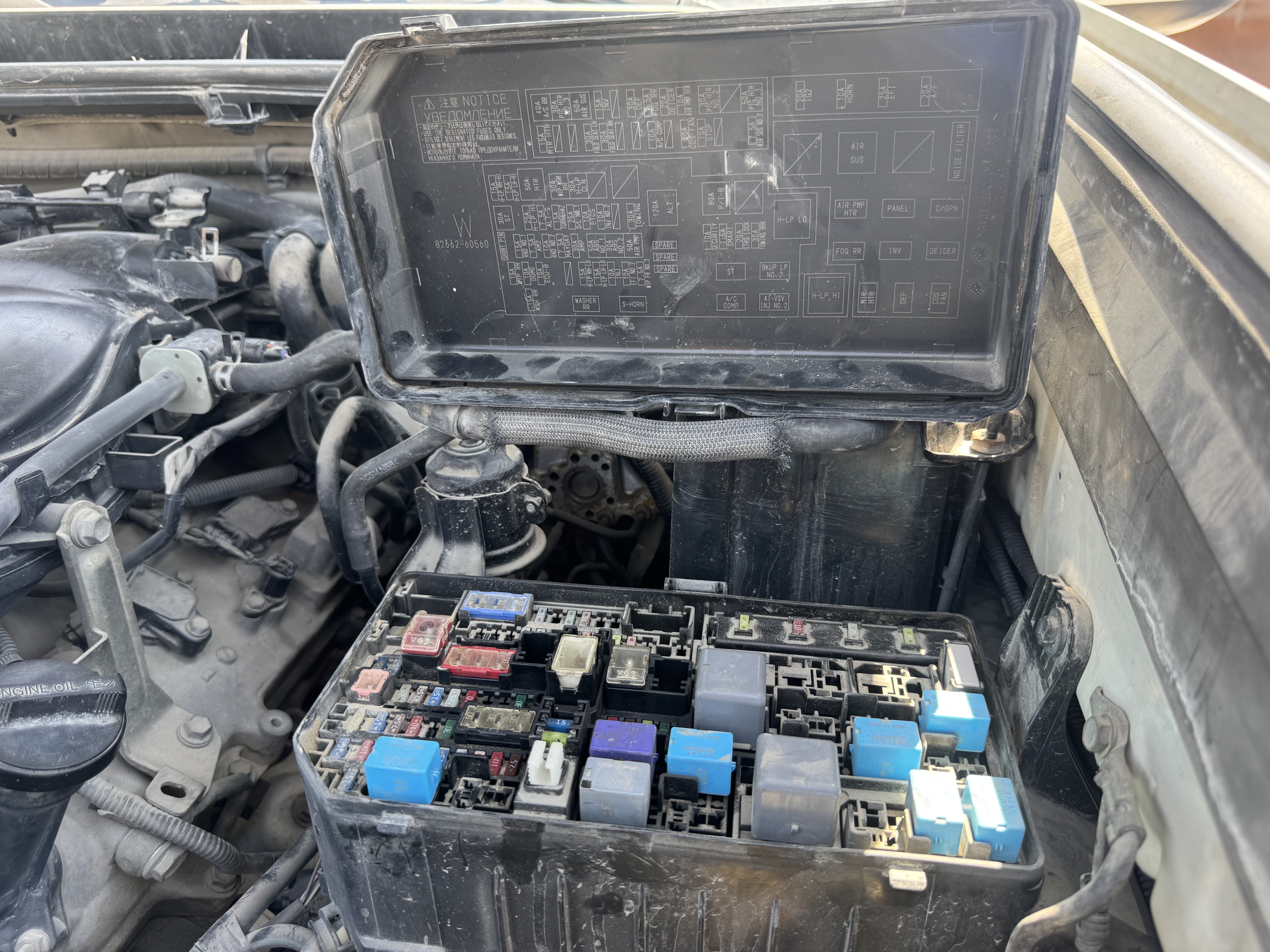SUV-001-Toyota-Fortuner-SUVs-inspection-Engine-Fuse-box-1