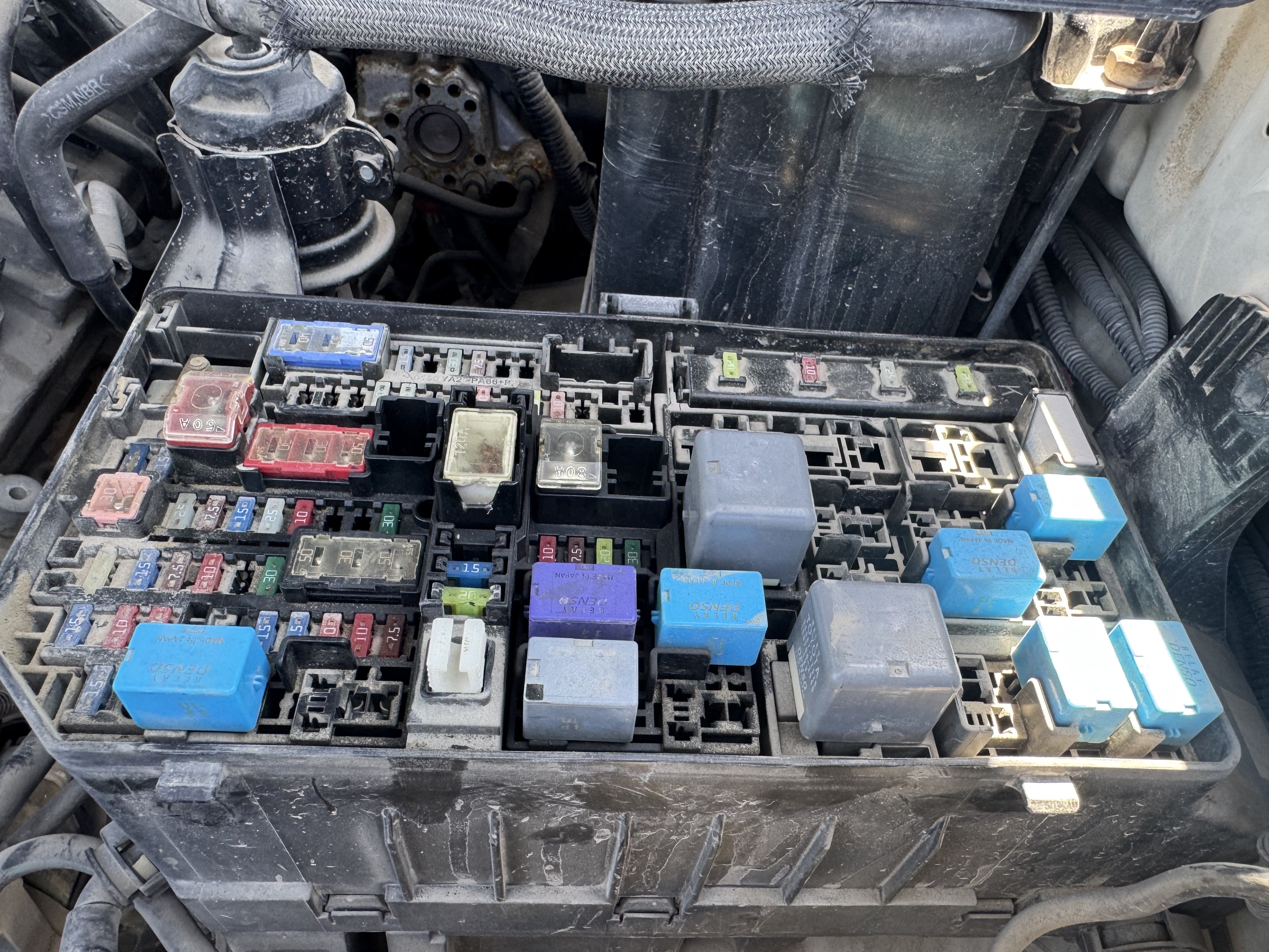 SUV-001-Toyota-Fortuner-SUVs-inspection-Engine-Fuse-box-1