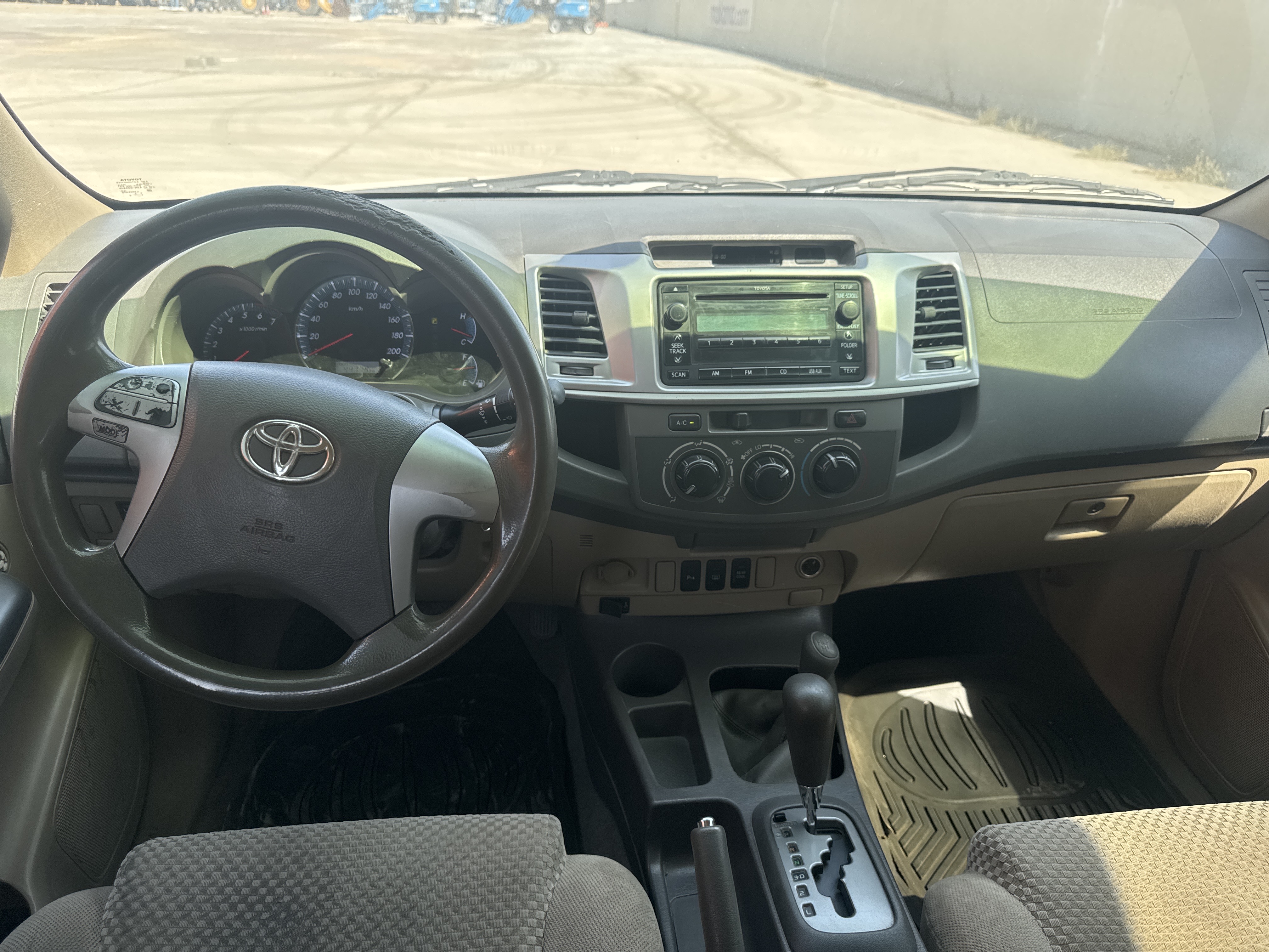 SUV-001-Toyota-Fortuner-SUVs-inspection-Interior-Dashboard-1