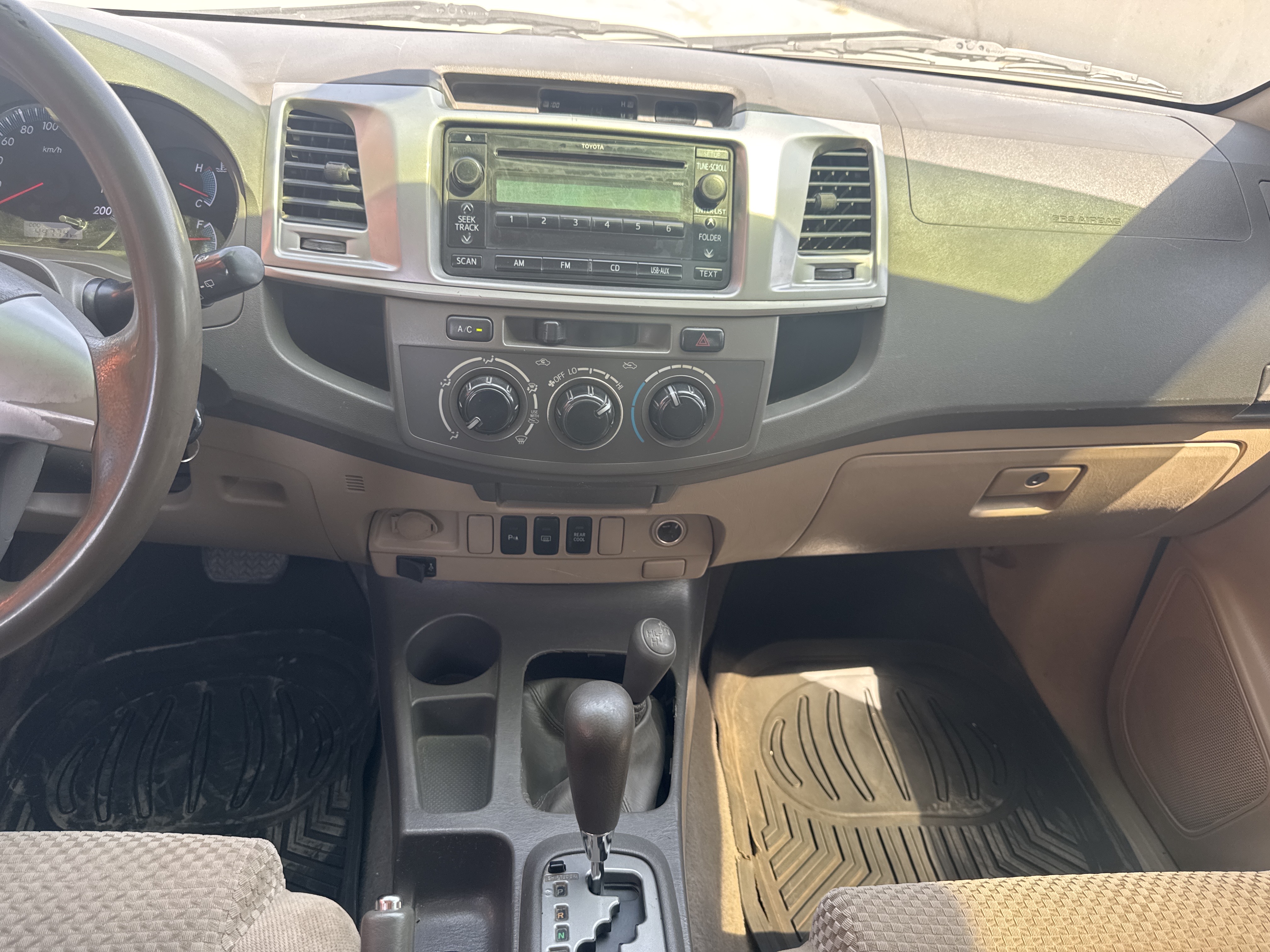 SUV-001-Toyota-Fortuner-SUVs-inspection-Interior-Center-console-1