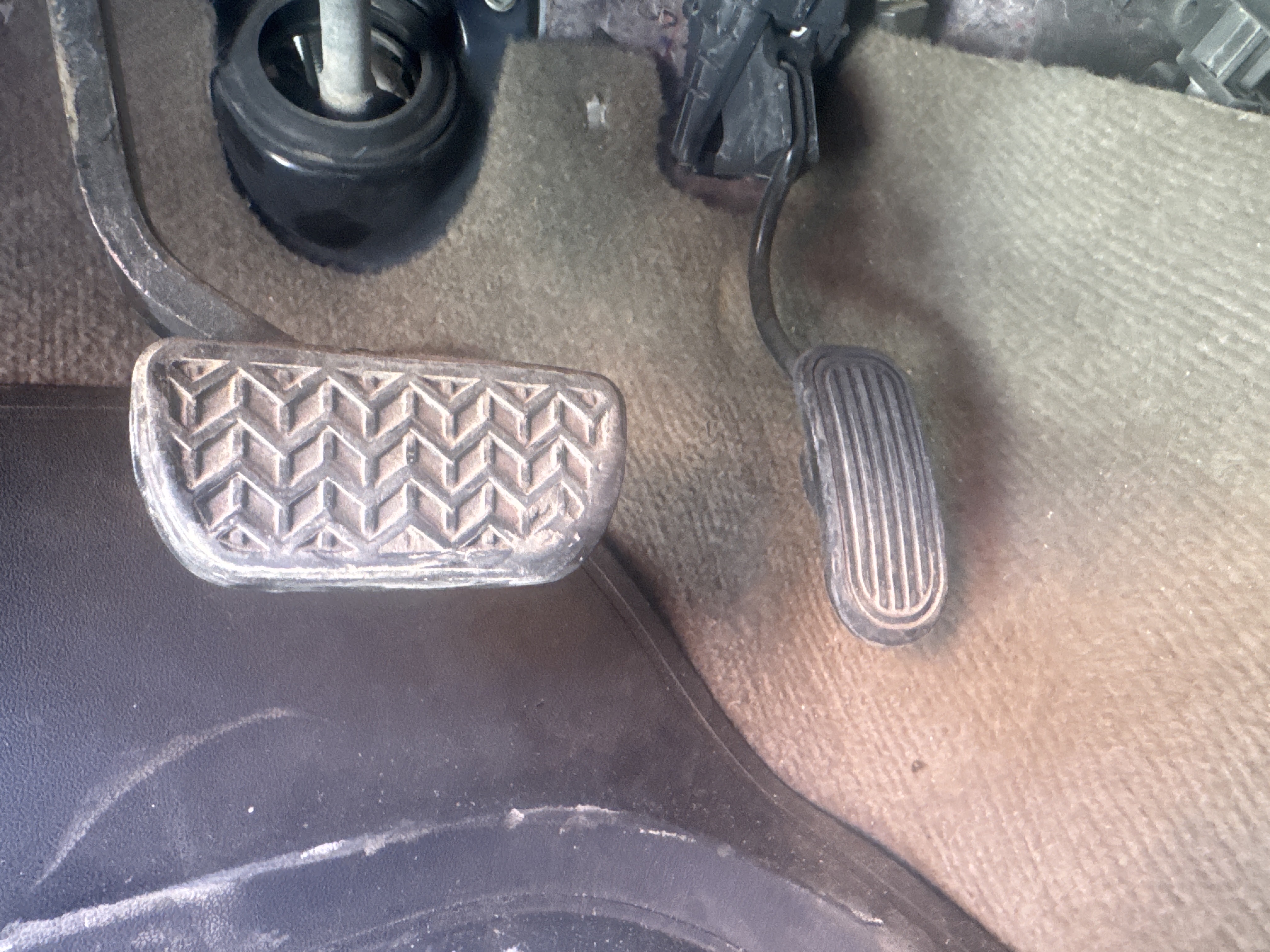 SUV-001-Toyota-Fortuner-SUVs-inspection-Interior-Pedals-1