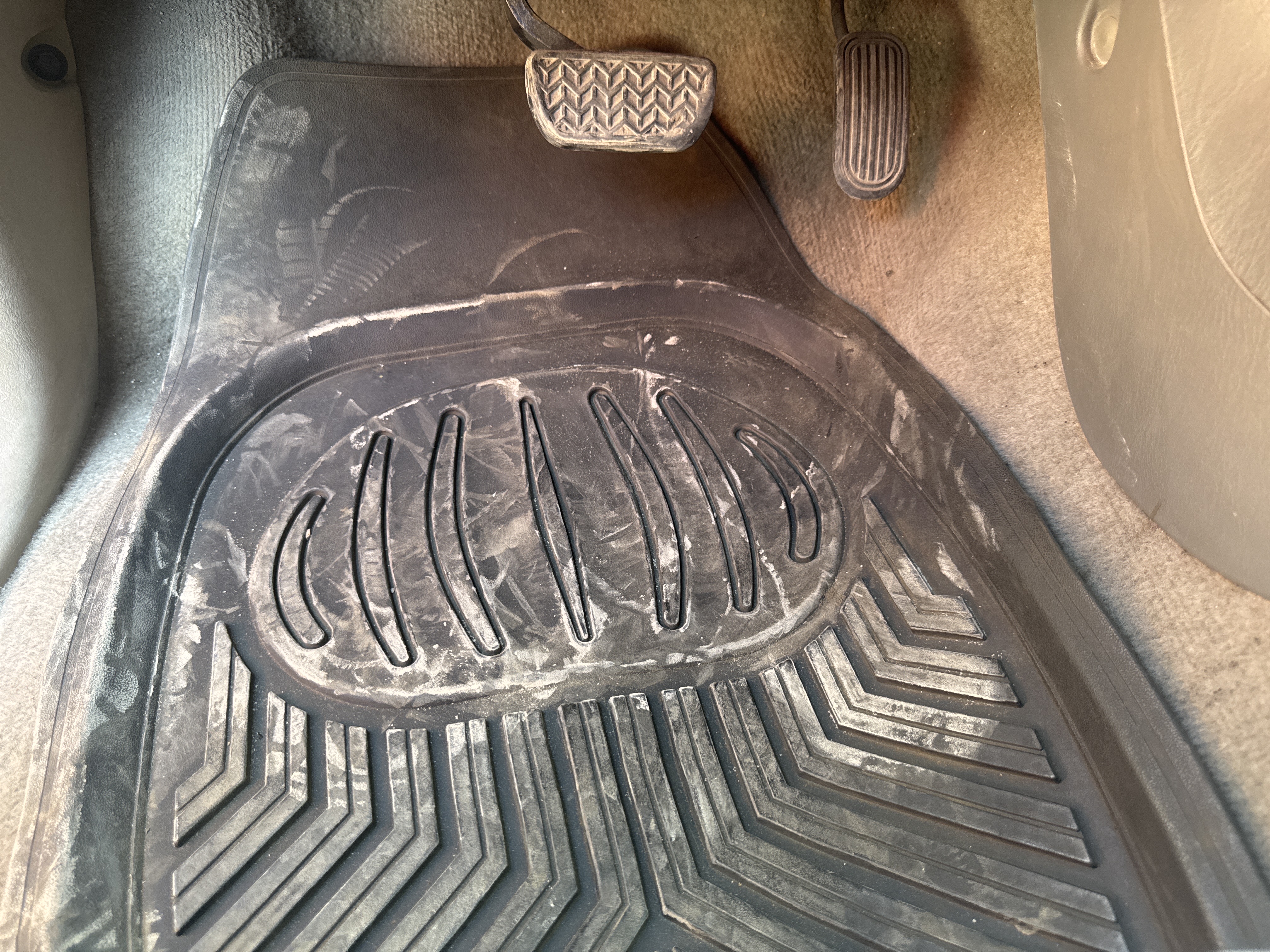 SUV-001-Toyota-Fortuner-SUVs-inspection-Interior-Floor-mats-3