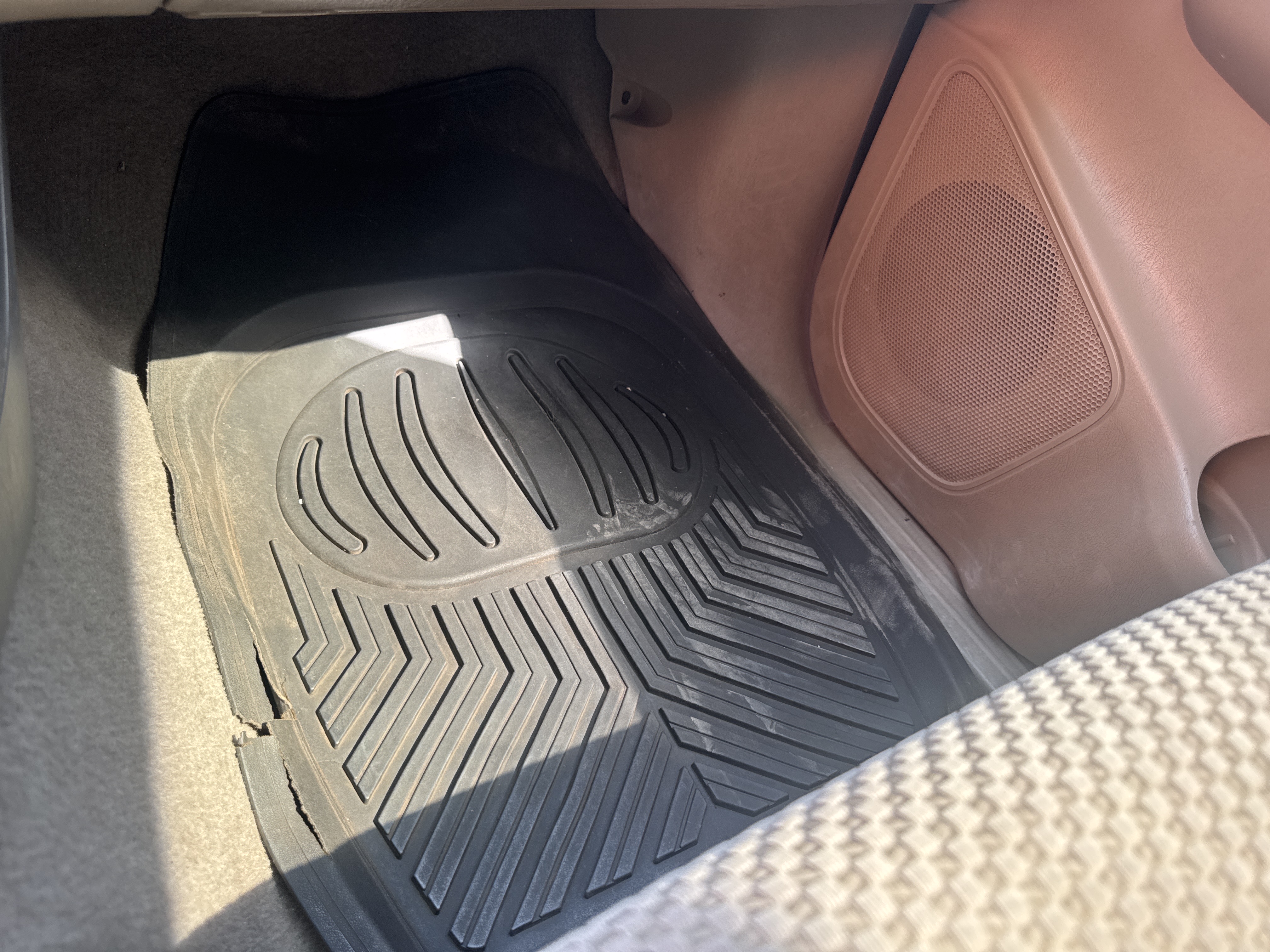 SUV-001-Toyota-Fortuner-SUVs-inspection-Interior-Floor-mats-4