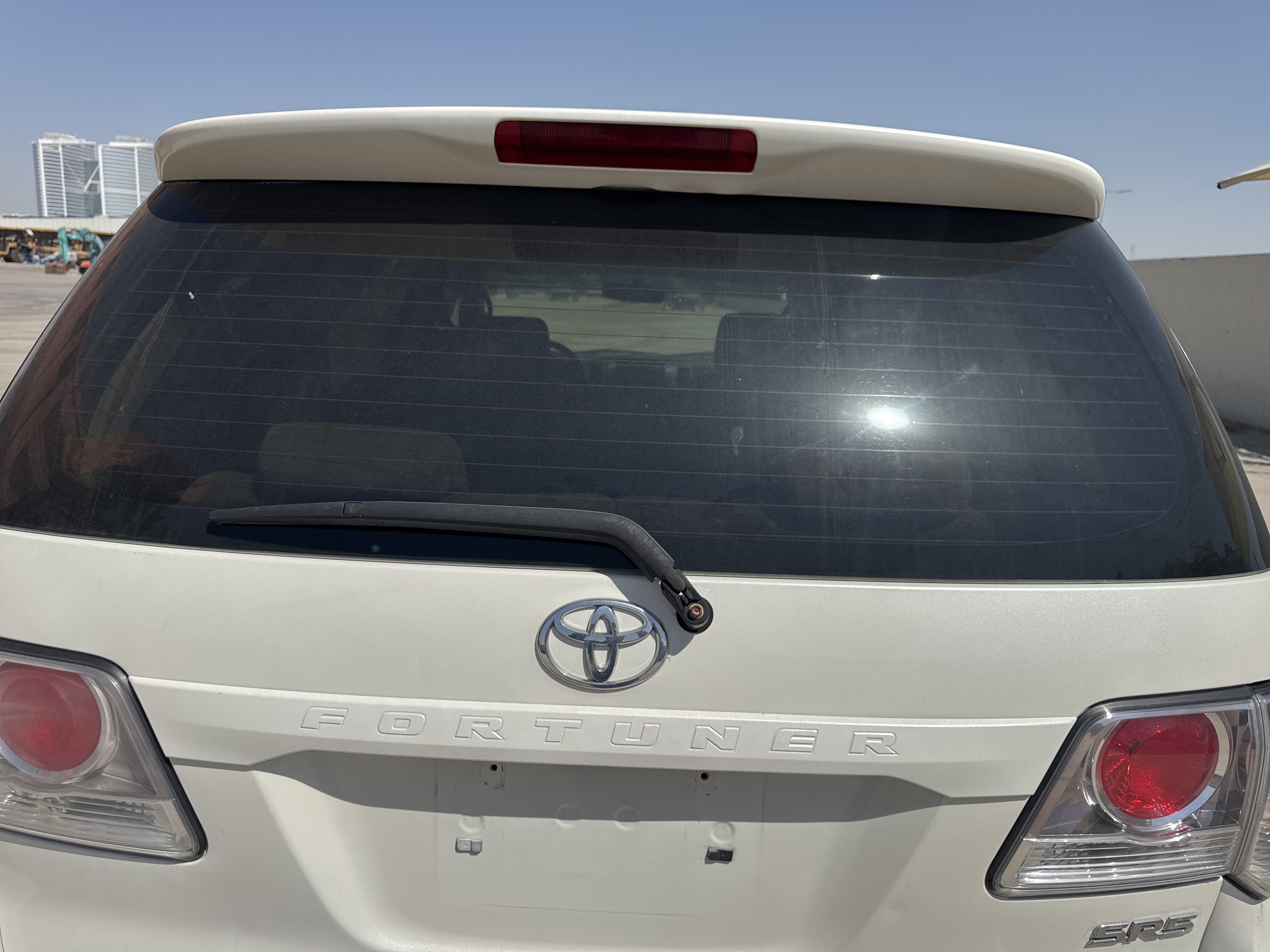 SUV-001-Toyota-Fortuner-SUVs-inspection-Exterior-Rear-windshield-1