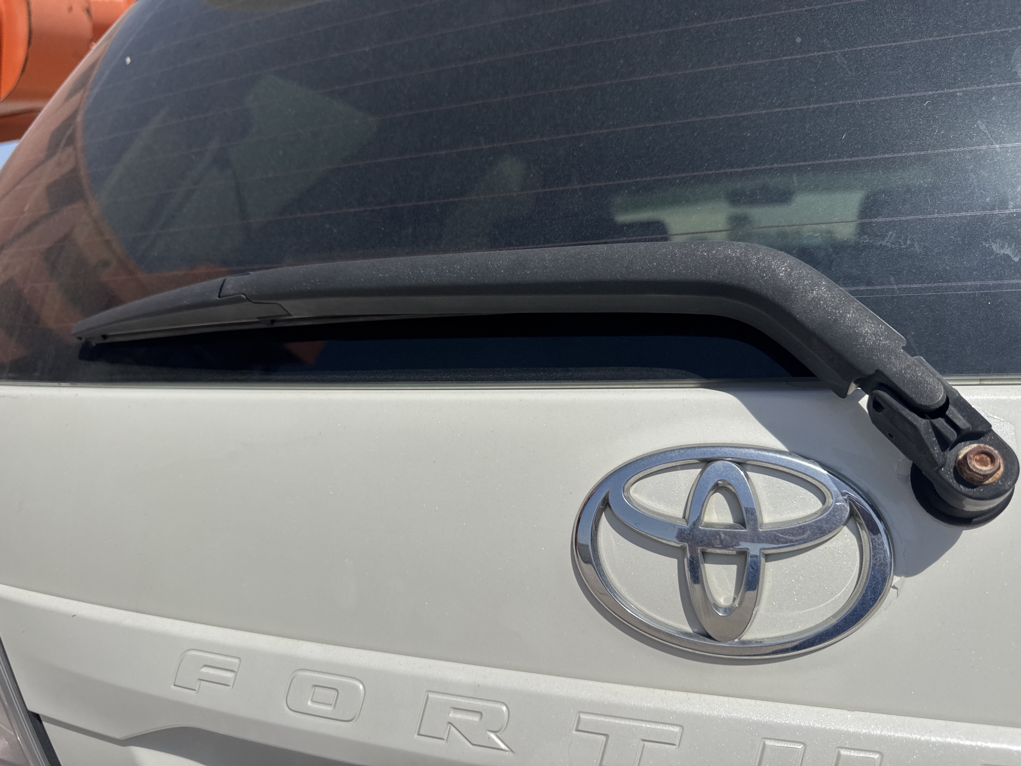 SUV-001-Toyota-Fortuner-SUVs-inspection-Electronics-Rear-wiper-1