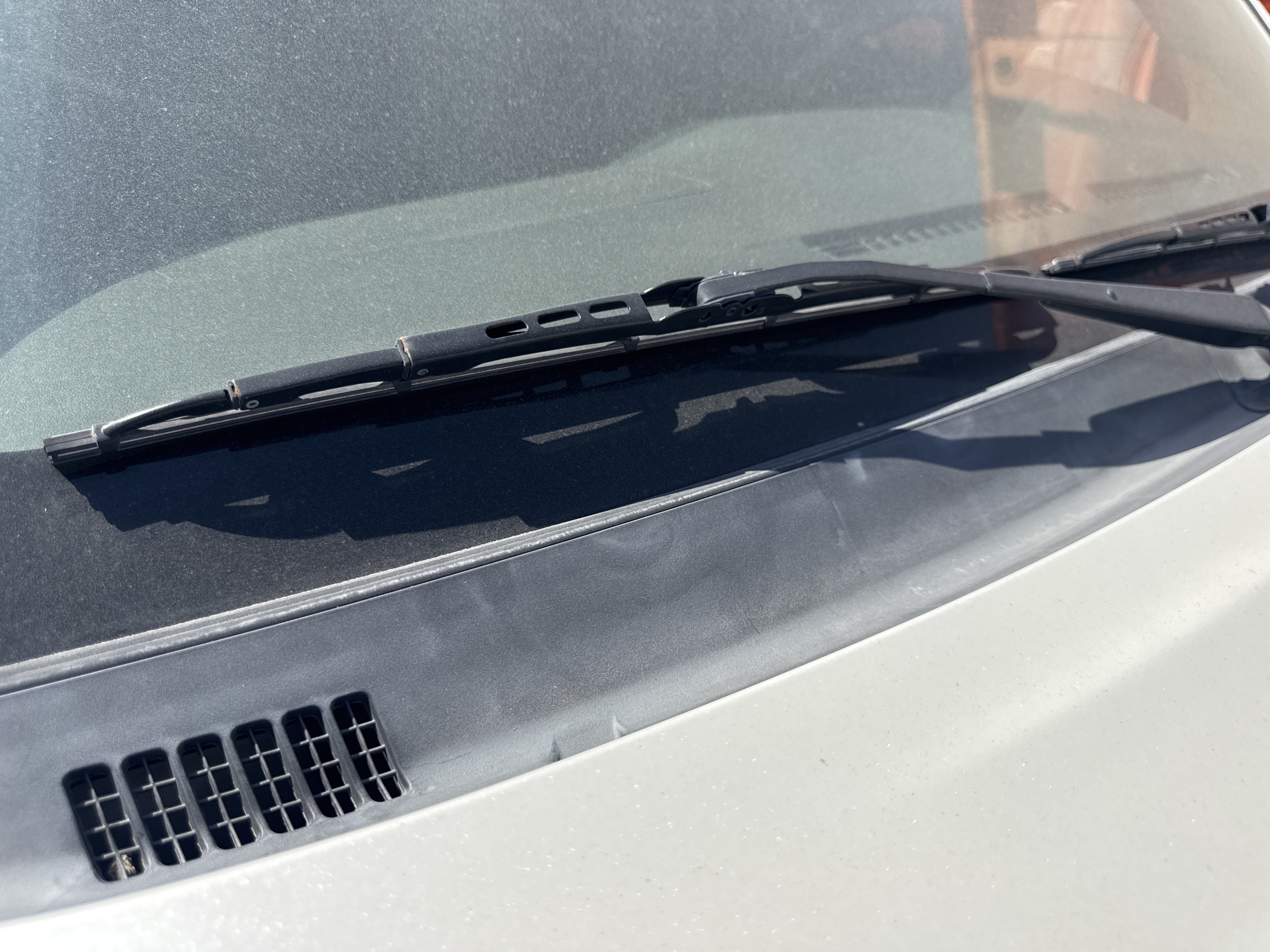 SUV-001-Toyota-Fortuner-SUVs-inspection-Electronics-Front-wiper-1