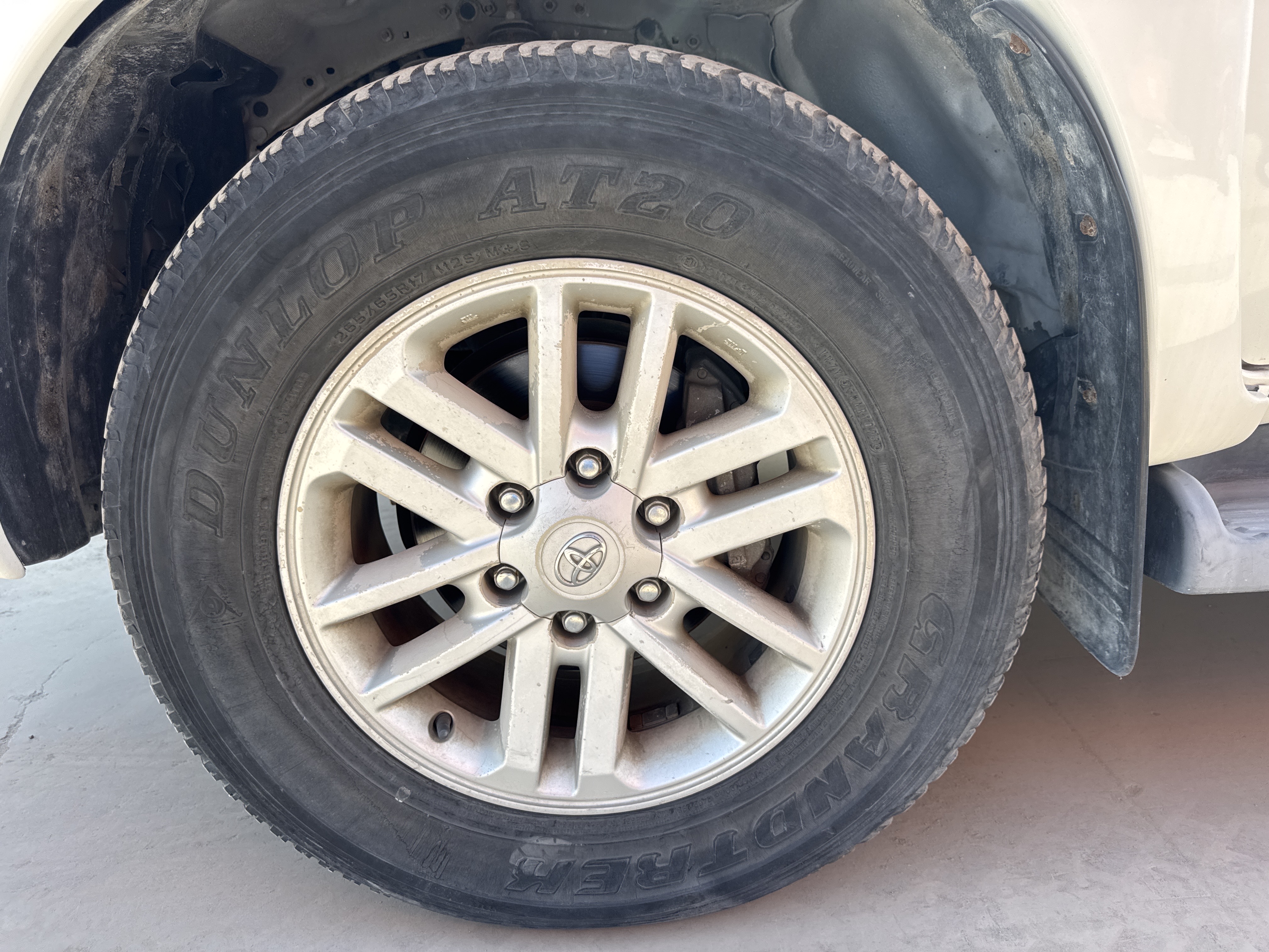 SUV-001-Toyota-Fortuner-SUVs-inspection-Chassis-Front-left-alloy-/-Rim-1