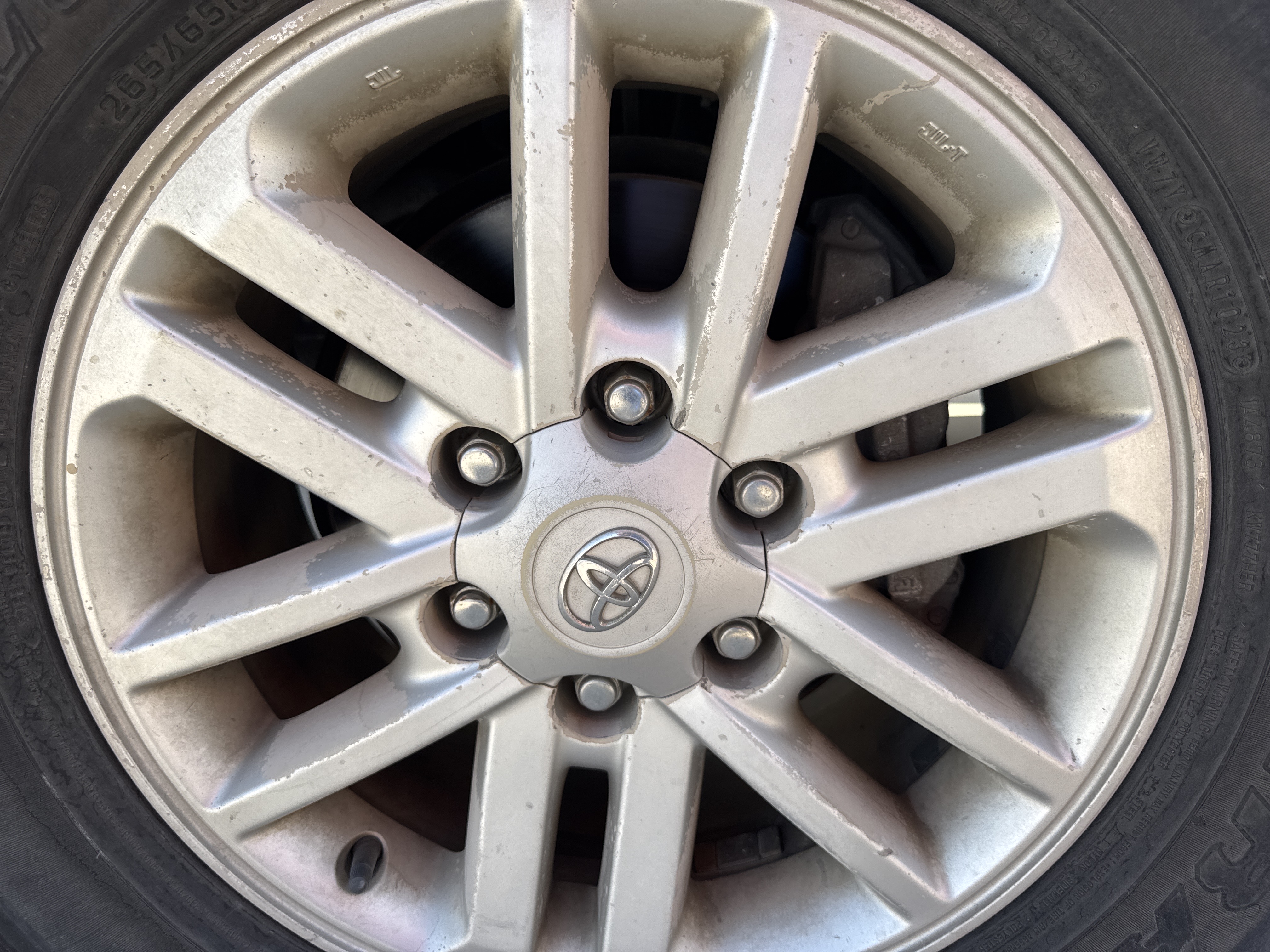 SUV-001-Toyota-Fortuner-SUVs-inspection-Chassis-Front-left-alloy-/-Rim-1