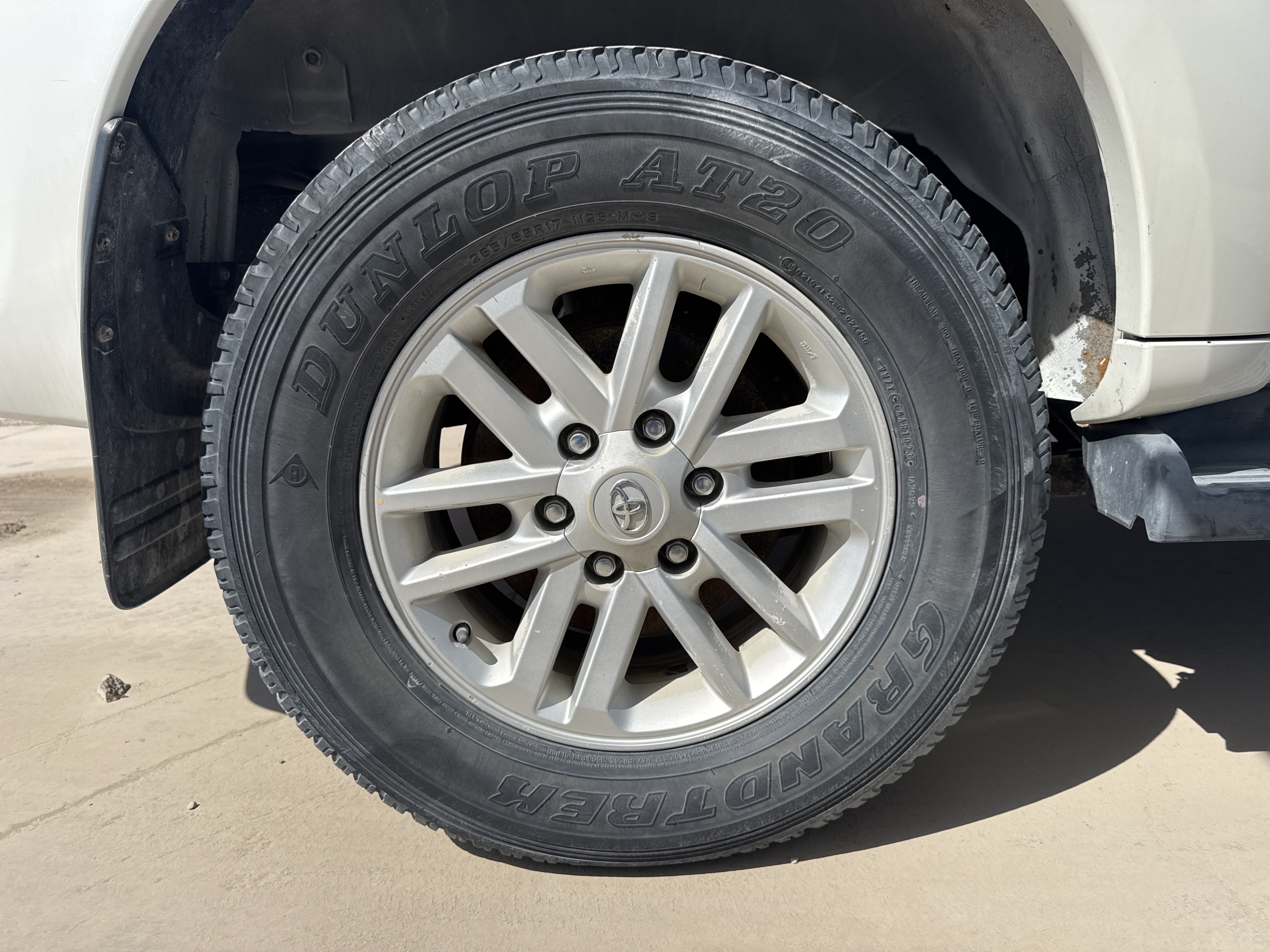 SUV-001-Toyota-Fortuner-SUVs-inspection-Chassis-Rear-left-alloy-/-Rim-1