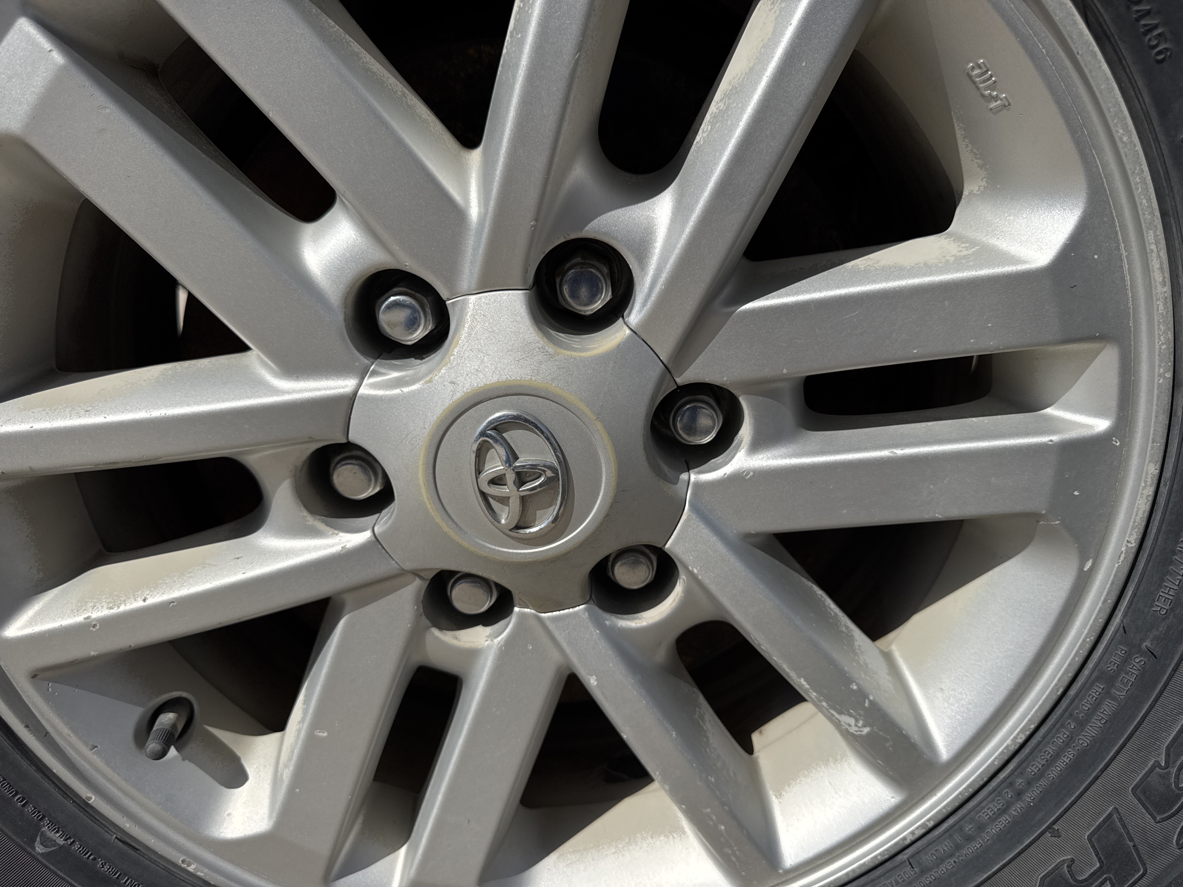 SUV-001-Toyota-Fortuner-SUVs-inspection-Chassis-Rear-left-alloy-/-Rim-1