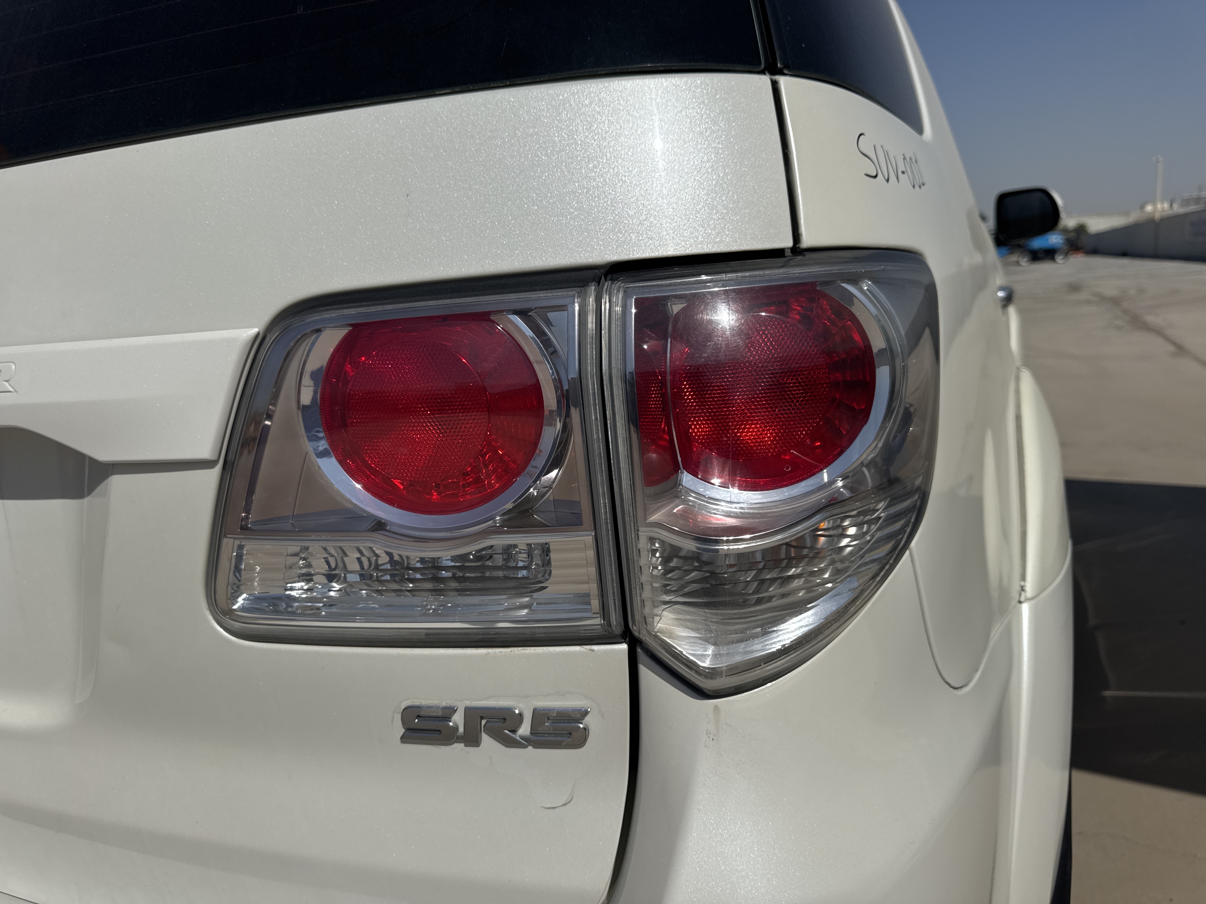 SUV-001-Toyota-Fortuner-SUVs-inspection-Electronics-Tail-lamp-1